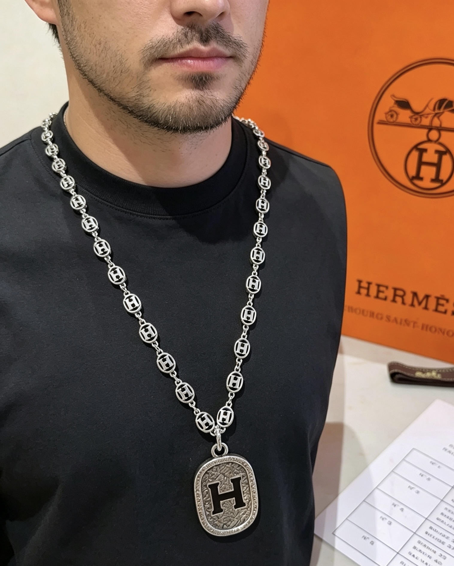 Collana con pendente ovale a catena con logo Hermes H Collana in metallo color argento antico con dettaglio H in smalto nero 60 cm