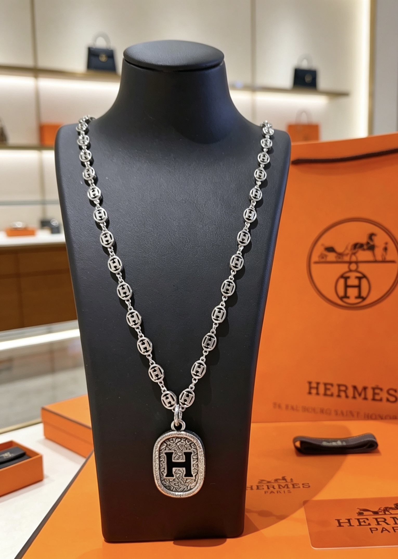 Collana con pendente ovale a catena con logo Hermes H Collana in metallo color argento antico con dettaglio H in smalto nero 60 cm
