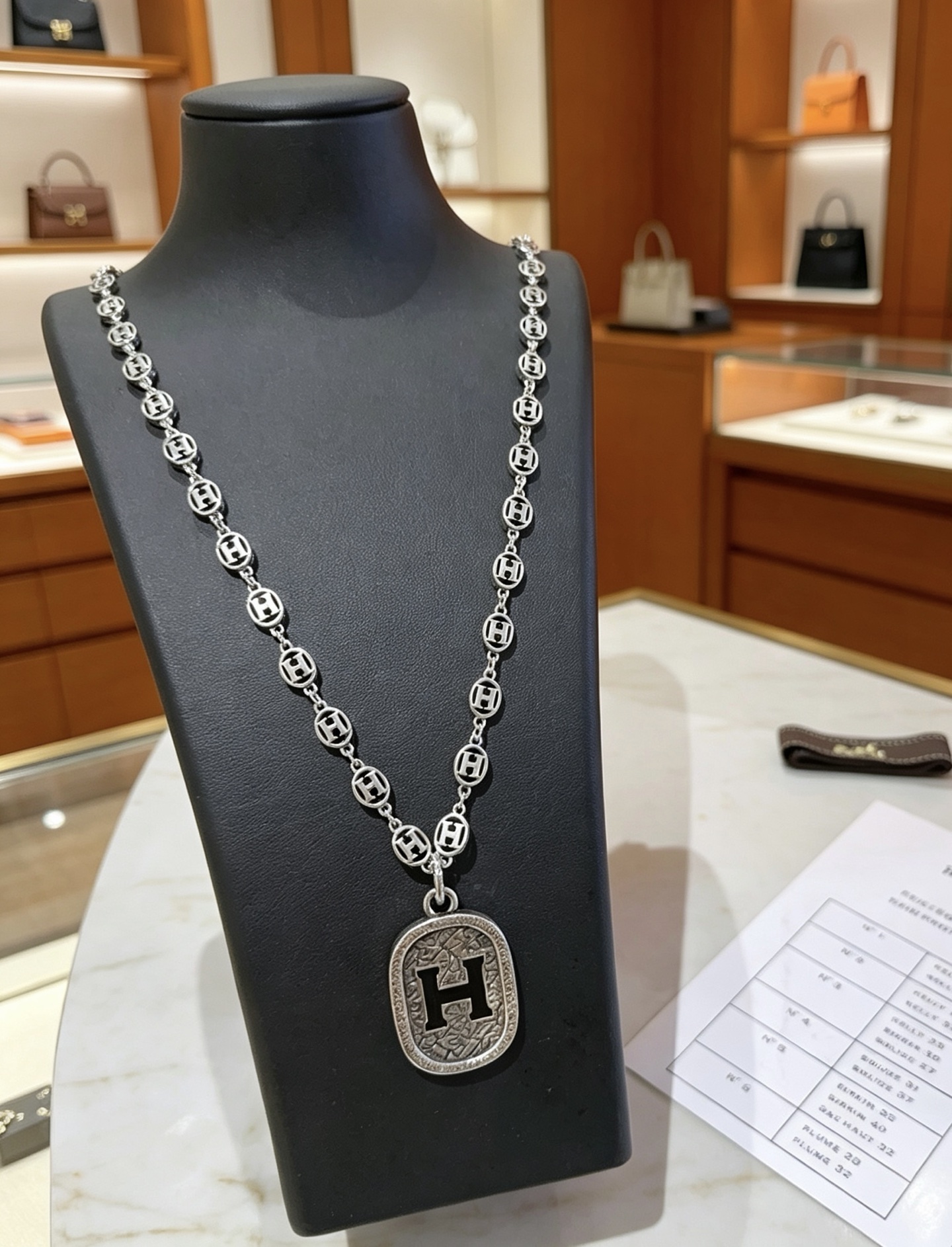Collana con pendente ovale a catena con logo Hermes H Collana in metallo color argento antico con dettaglio H in smalto nero 60 cm