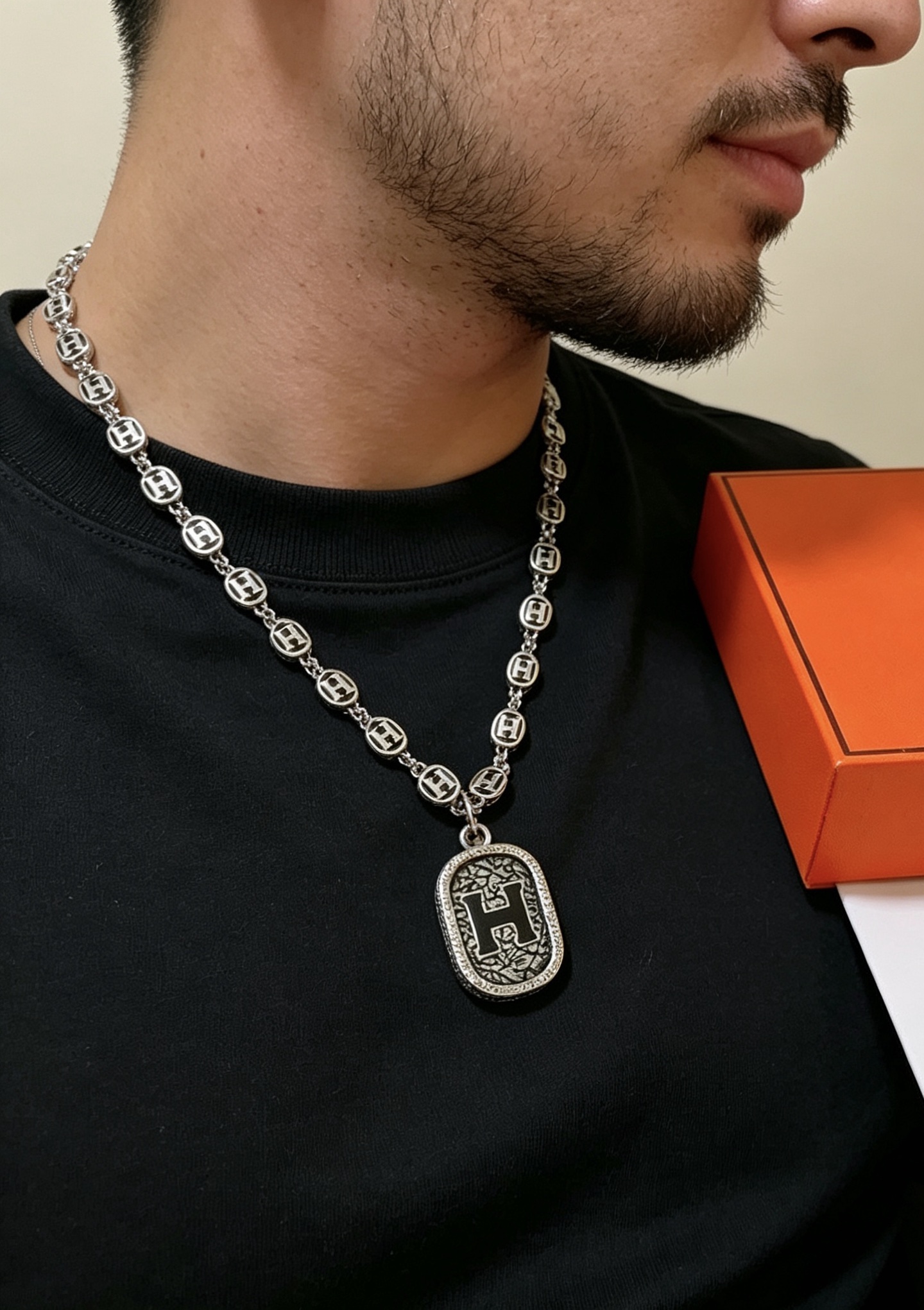 Collana con pendente ovale a catena con logo Hermes H Collana in metallo color argento antico con dettaglio H in smalto nero 60 cm