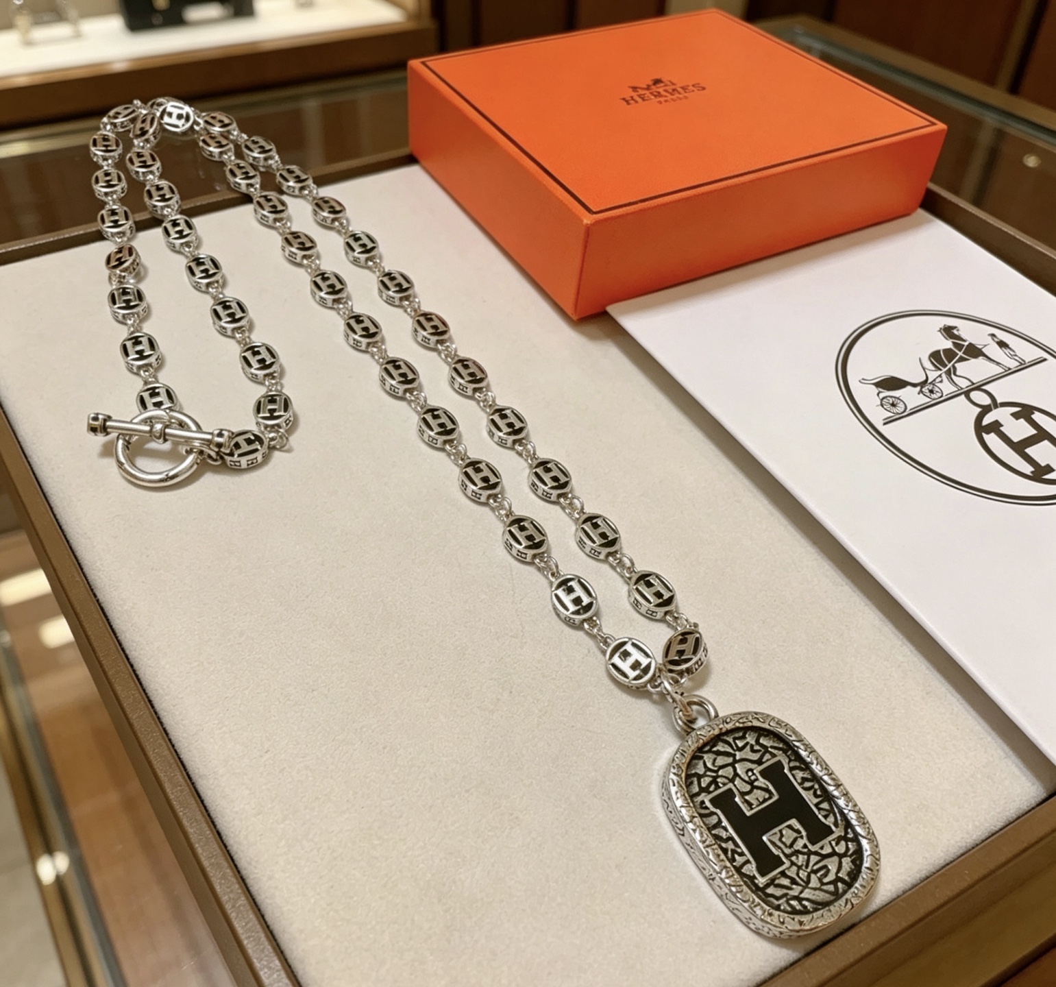 Collana con pendente ovale a catena con logo Hermes H Collana in metallo color argento antico con dettaglio H in smalto nero 60 cm
