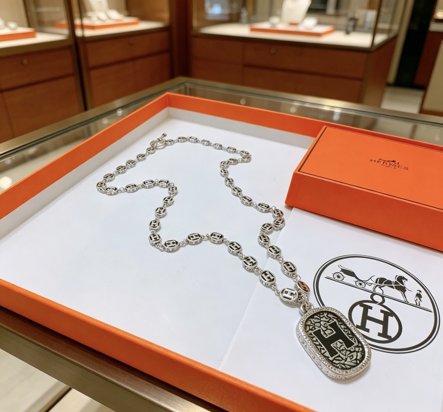 Collana con pendente ovale a catena con logo Hermes H Collana in metallo color argento antico con dettaglio H in smalto nero 60 cm