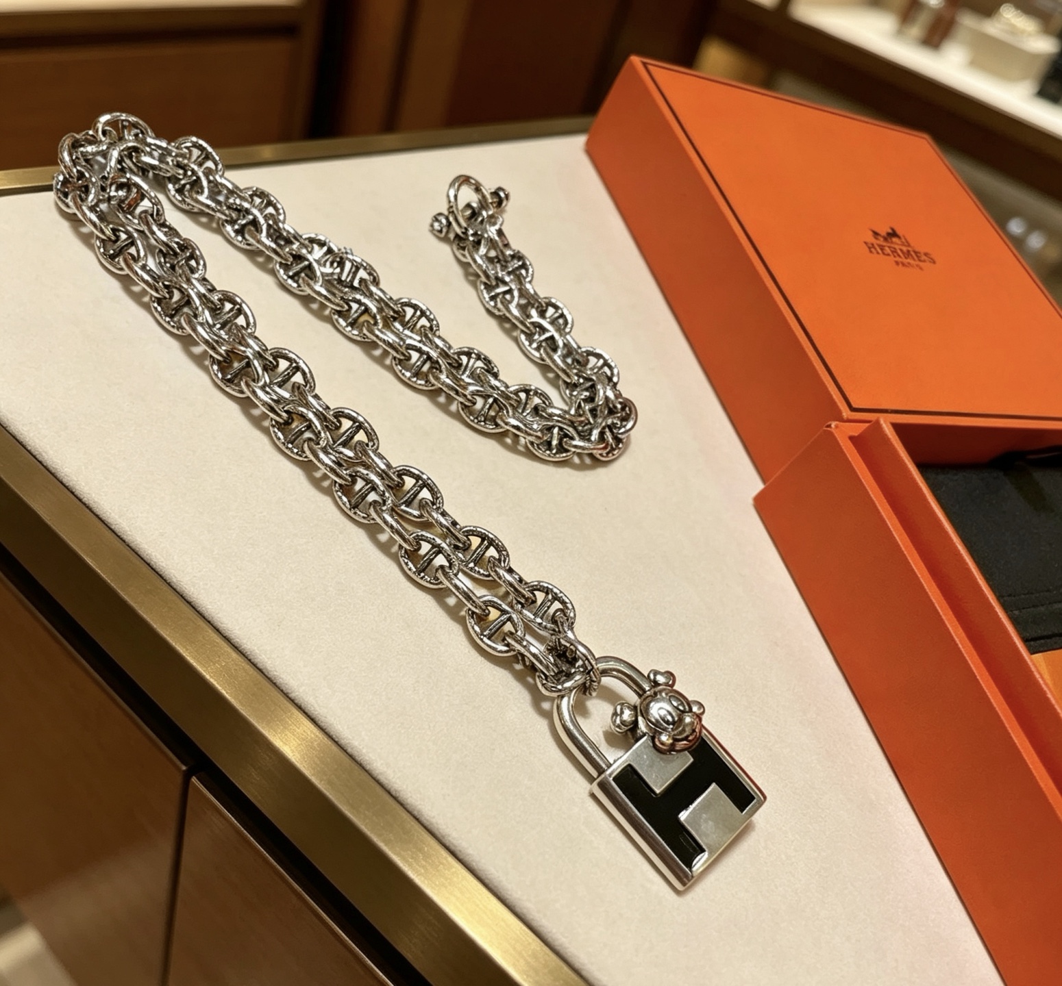 Hermes Cadenas H Lock Mickey Pendant Chaine d Ancre collar de metal plateado con esmalte negro 50cm