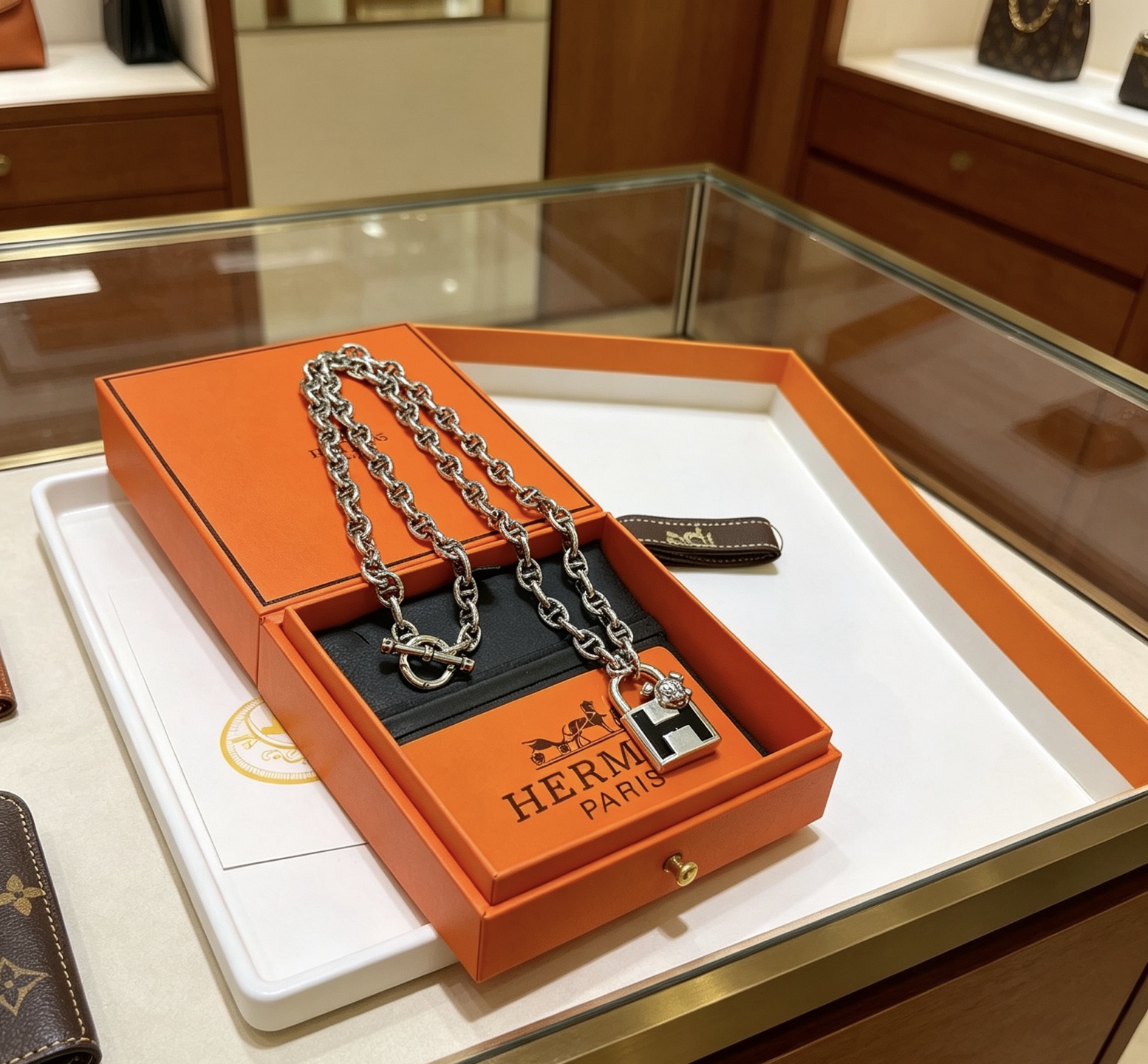 Hermes Cadenas H Lock Mickey Pendant Chaine d Ancre collar de metal plateado con esmalte negro 50cm