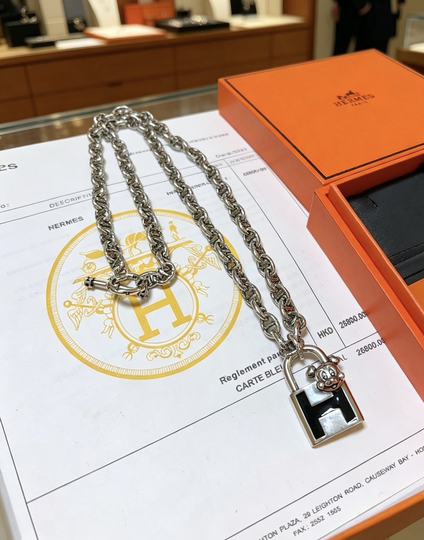Hermes Cadenas H Lock Mickey Pendant Chaine d Ancre collar de metal plateado con esmalte negro 50cm