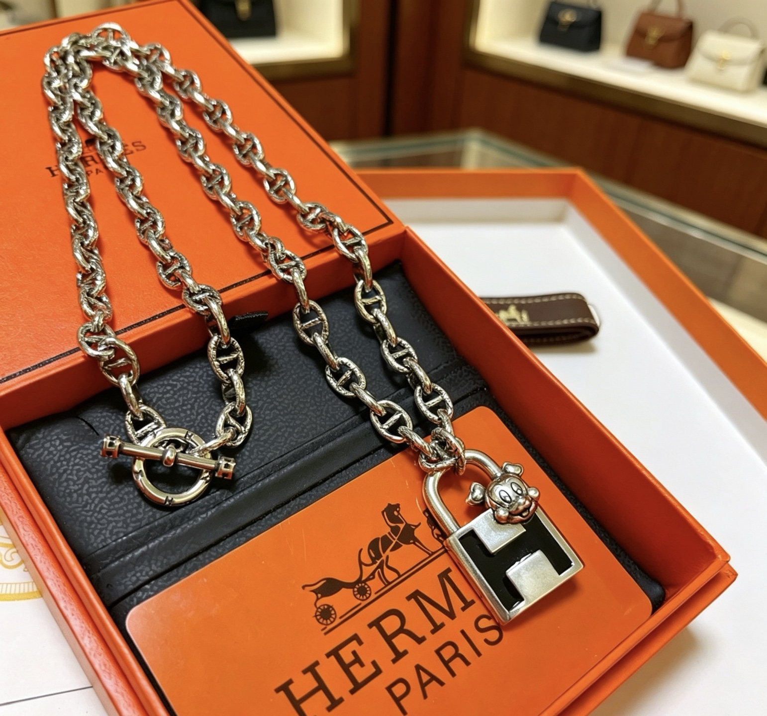 Hermes Cadenas H Lock Mickey Pendant Chaine d Ancre collar de metal plateado con esmalte negro 50cm