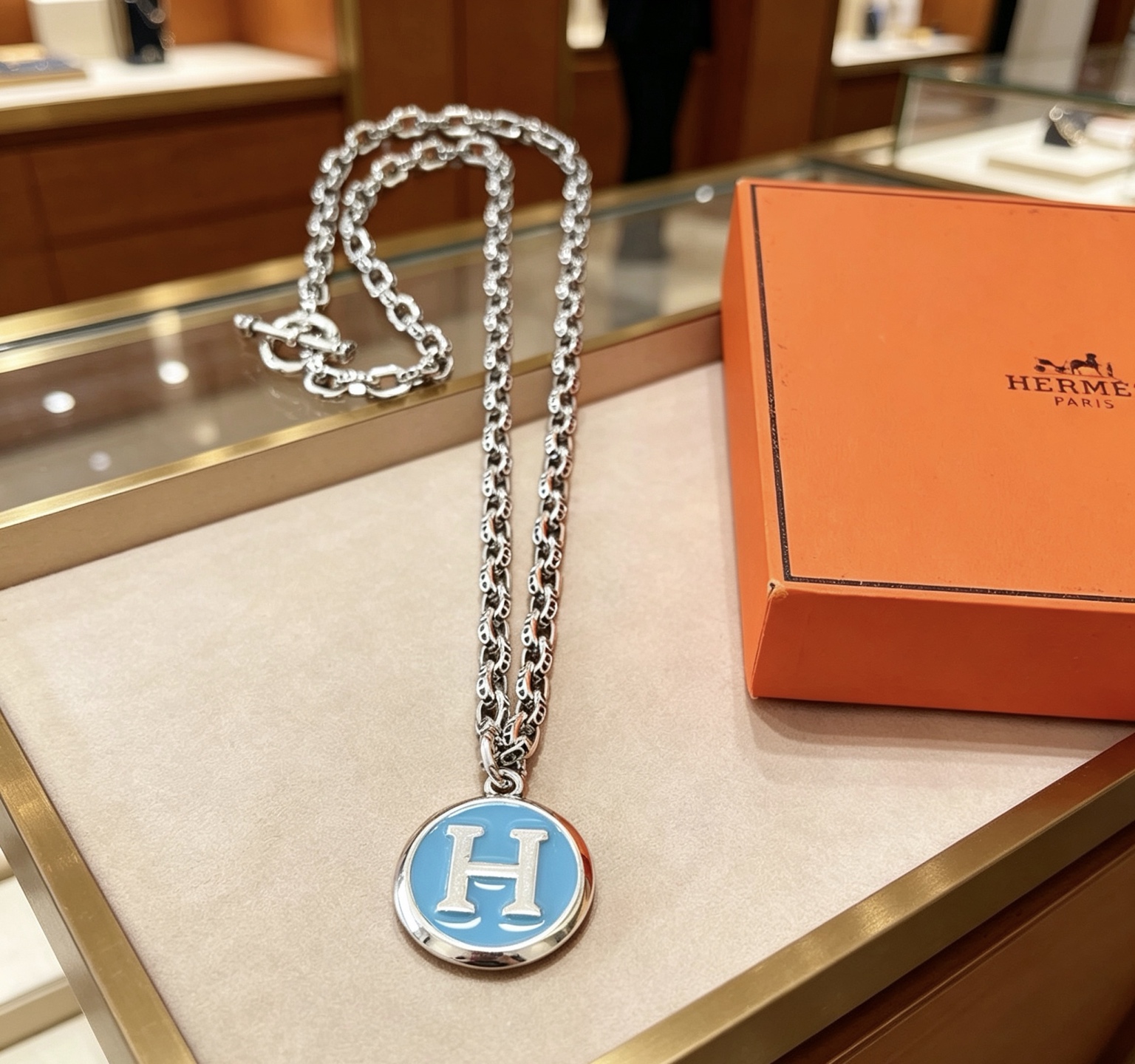 Collana Hermes H Equipe metallo argentato con smalto azzurro 60 cm