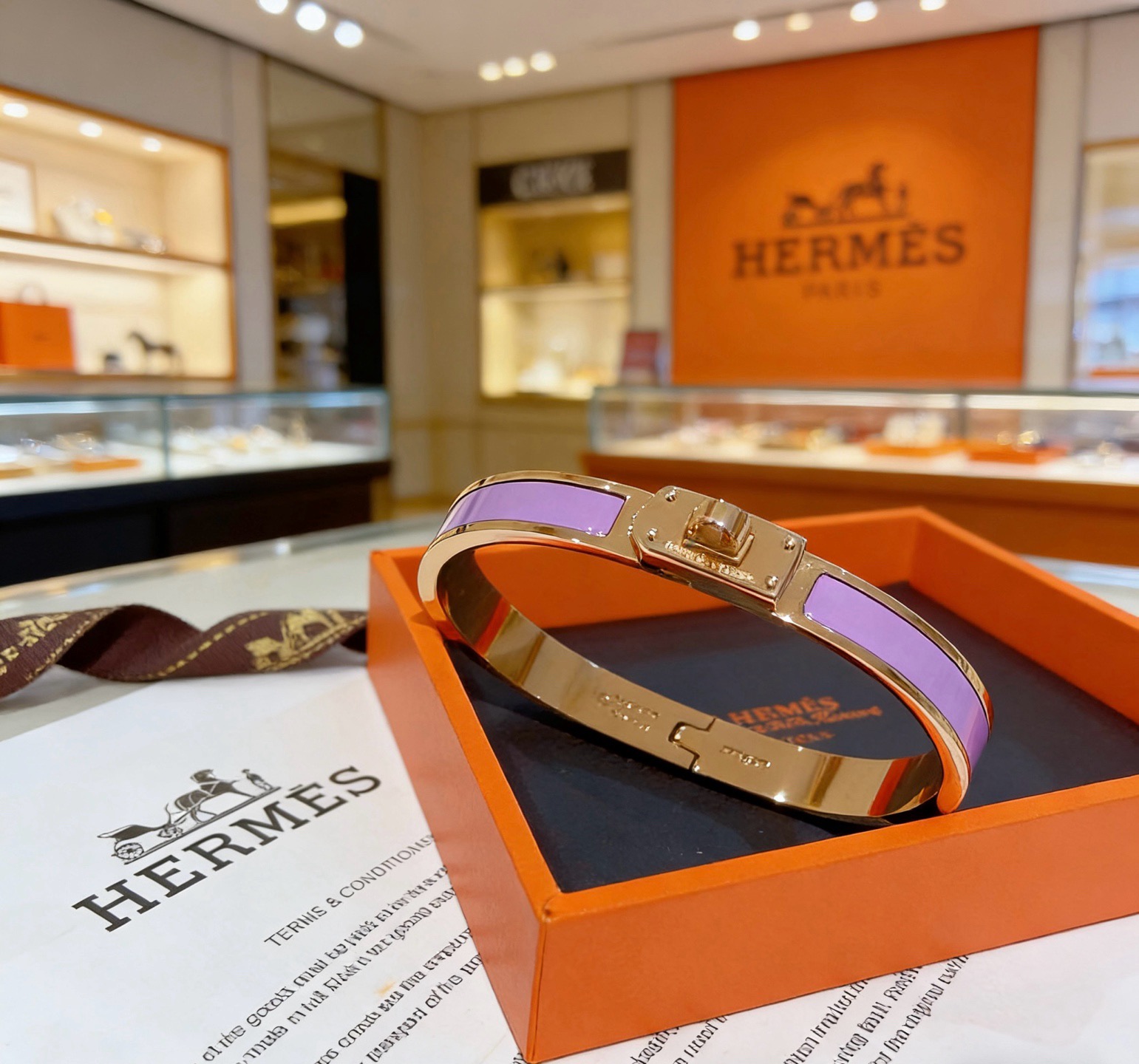 Bracciale Hermes Kelly in metallo oro rosa con intarsio in smalto viola lavanda, circonferenza interna di 17 cm