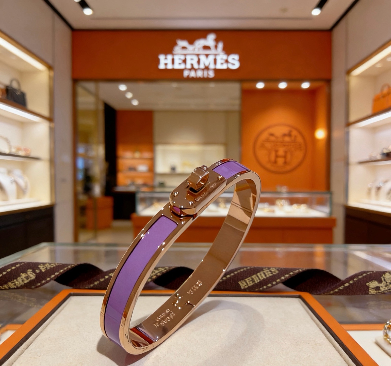 Bracciale Hermes Kelly in metallo oro rosa con intarsio in smalto viola lavanda, circonferenza interna di 17 cm