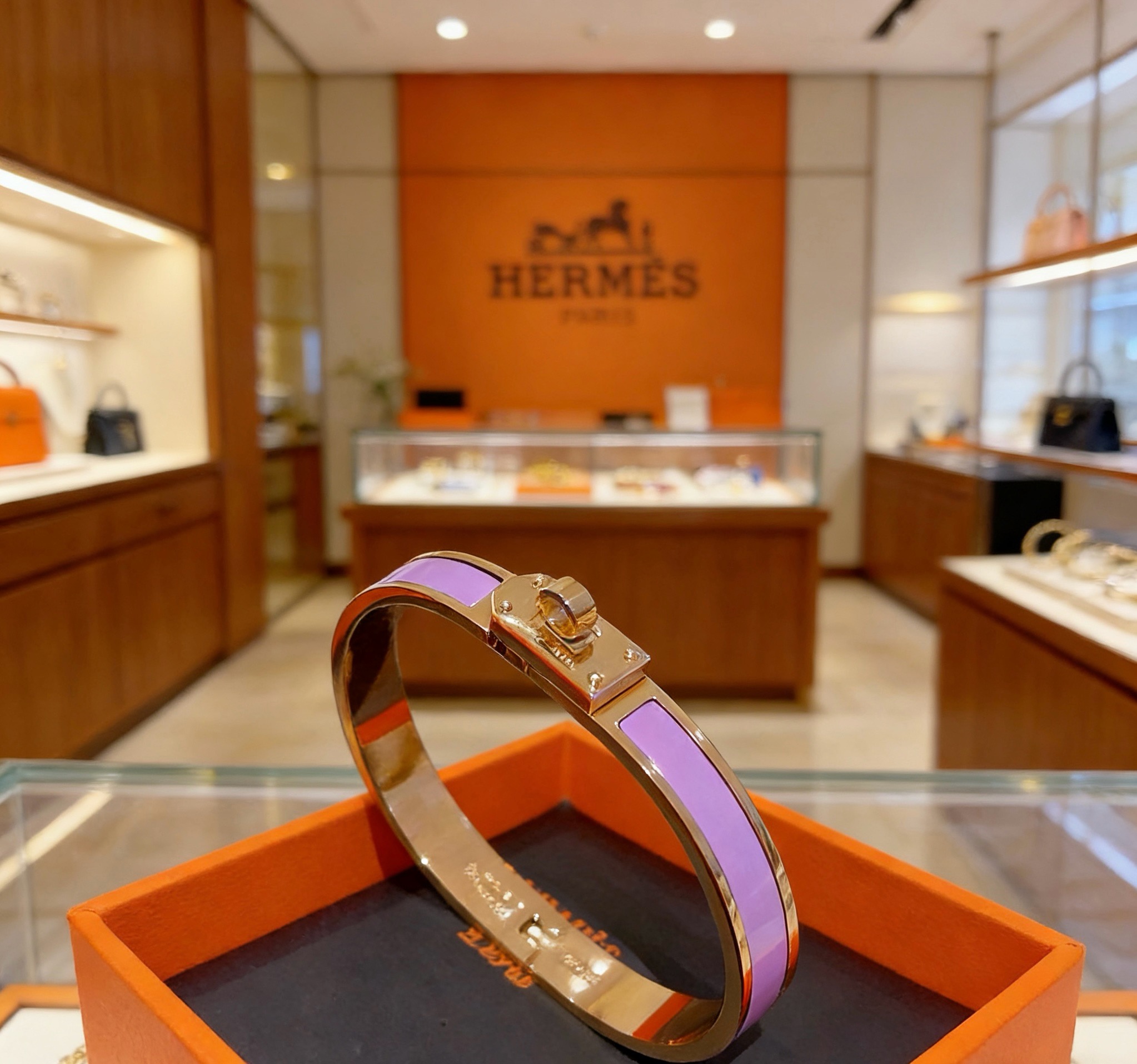 Bracciale Hermes Kelly in metallo oro rosa con intarsio in smalto viola lavanda, circonferenza interna di 17 cm