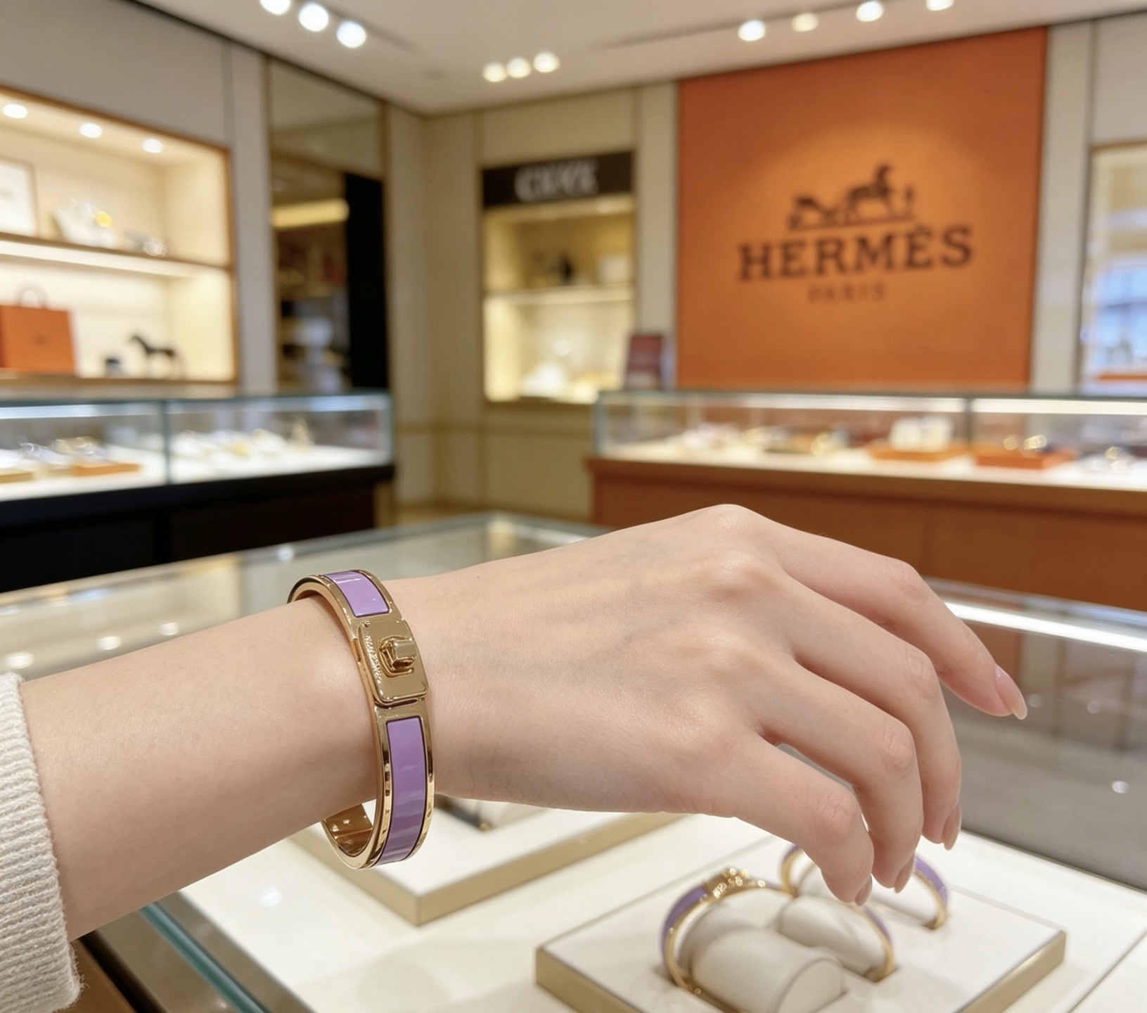 Bracciale Hermes Kelly in metallo oro rosa con intarsio in smalto viola lavanda, circonferenza interna di 17 cm