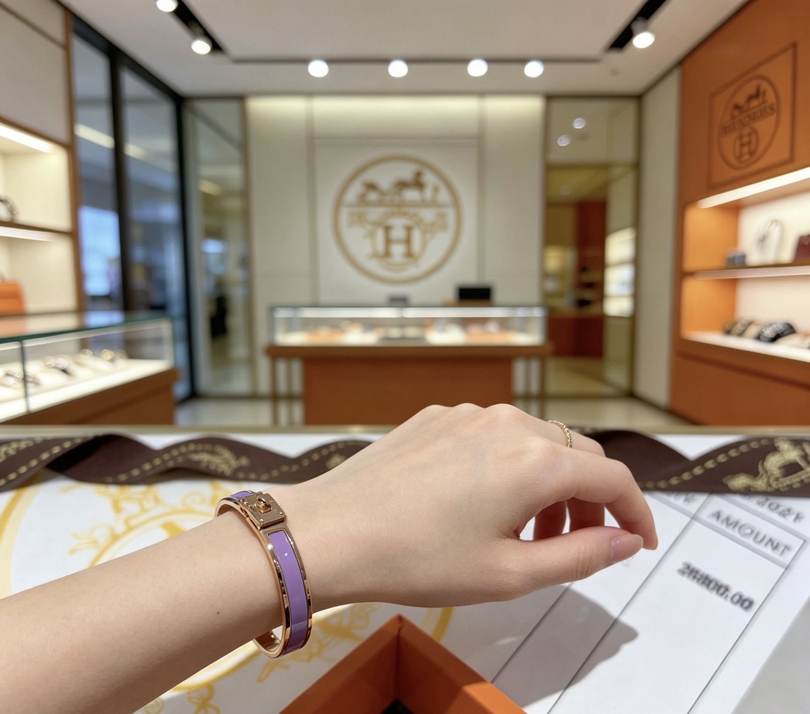Bracciale Hermes Kelly in metallo oro rosa con intarsio in smalto viola lavanda, circonferenza interna di 17 cm
