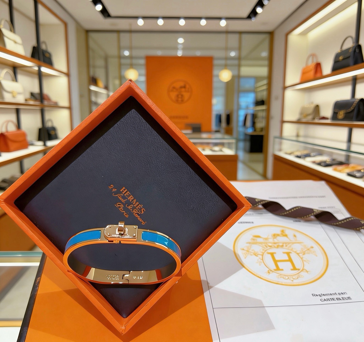 Bracelet Hermes Kelly métal doré rose et émail bleu PM