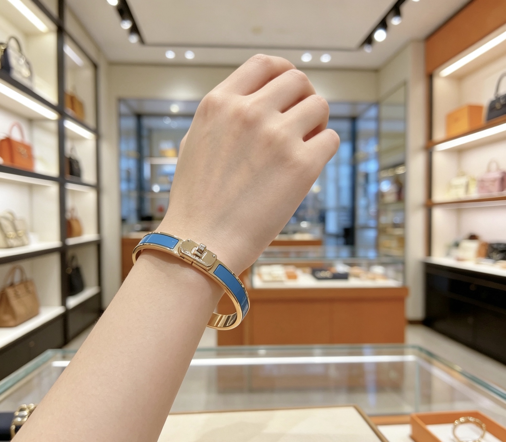 Bracelet Hermes Kelly métal doré rose et émail bleu PM