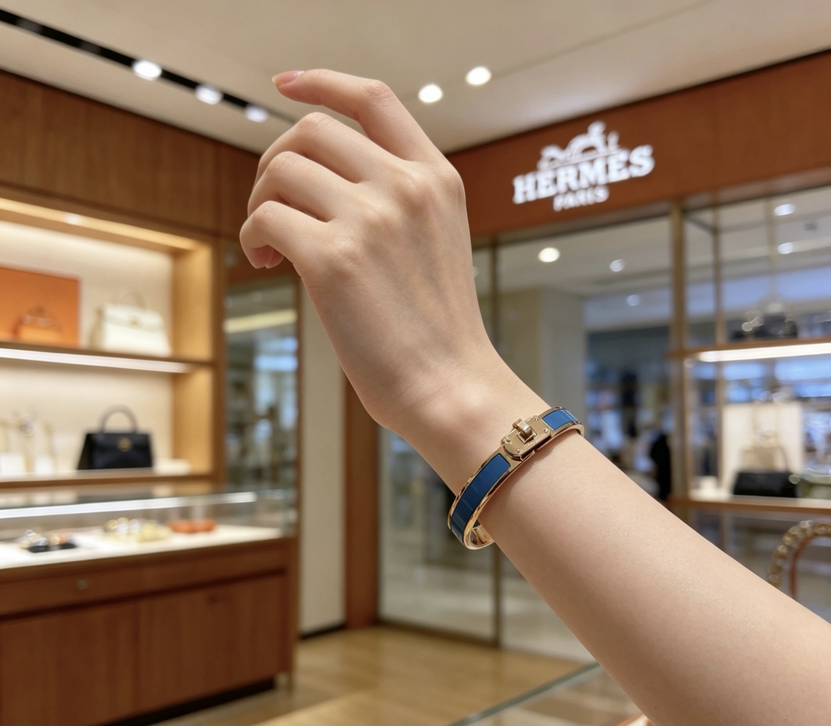 Bracelet Hermes Kelly métal doré rose et émail bleu PM