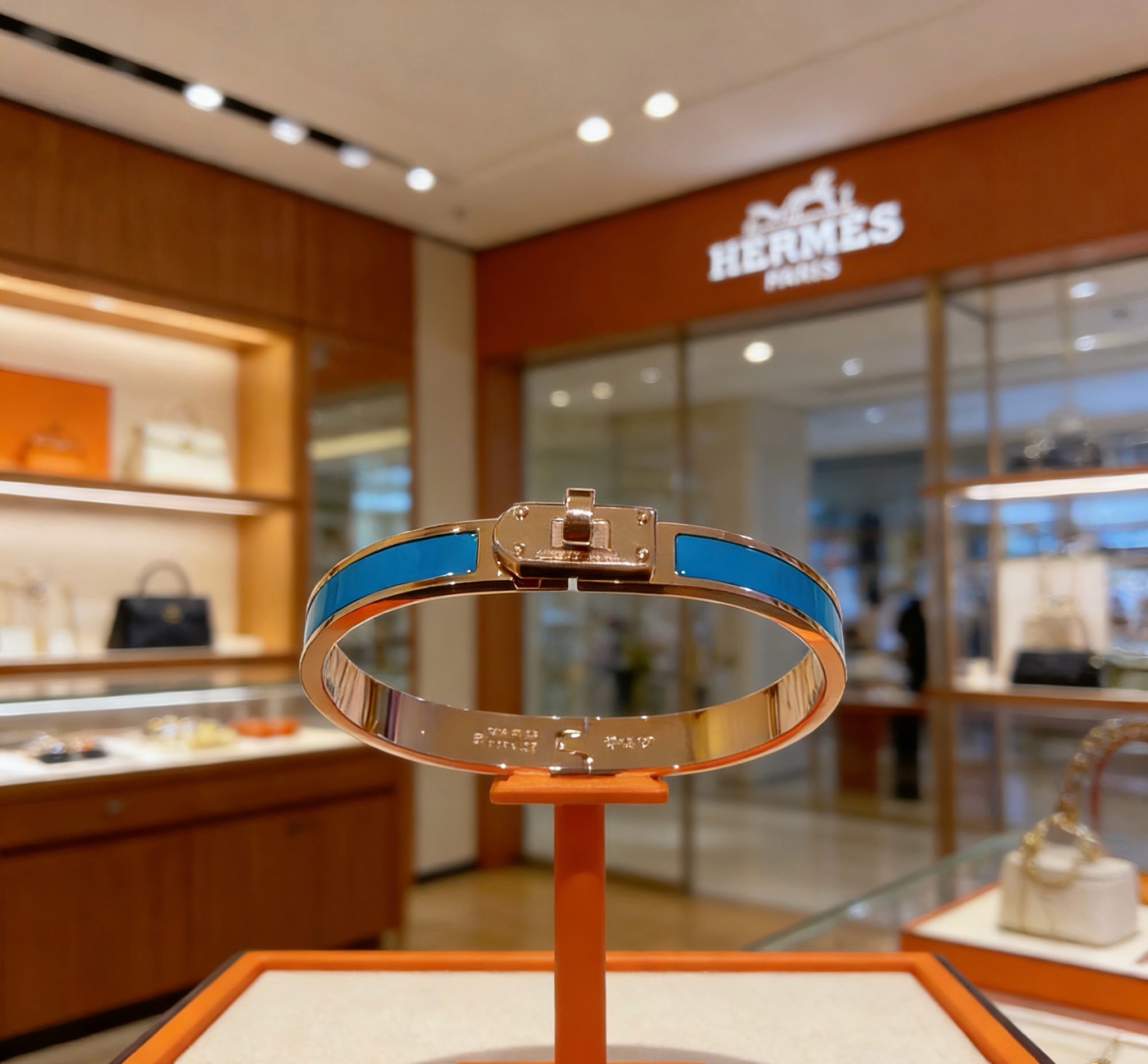 Bracelet Hermes Kelly métal doré rose et émail bleu PM