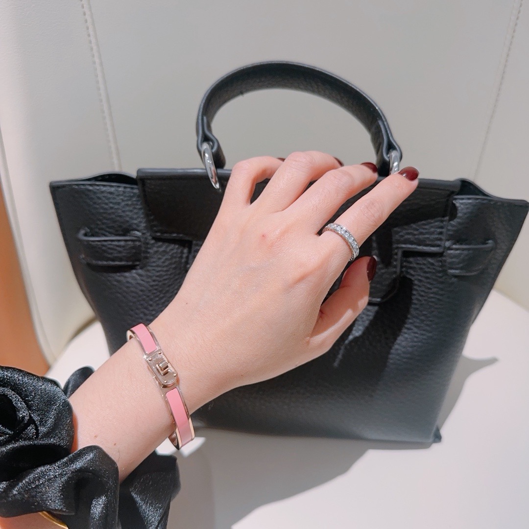 Pulseira Hermes Mini Clic Kelly Metal banhado a ouro rosa com incrustações de esmalte rosa circunferência interna de 17 cm