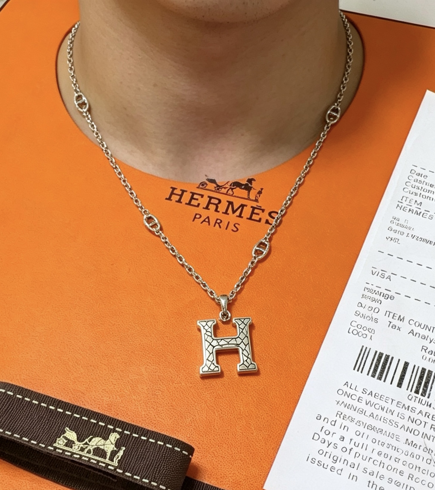 Collar con colgante Hermes H de metal plateado con colgante H con acabado texturizado craquelado 50 cm