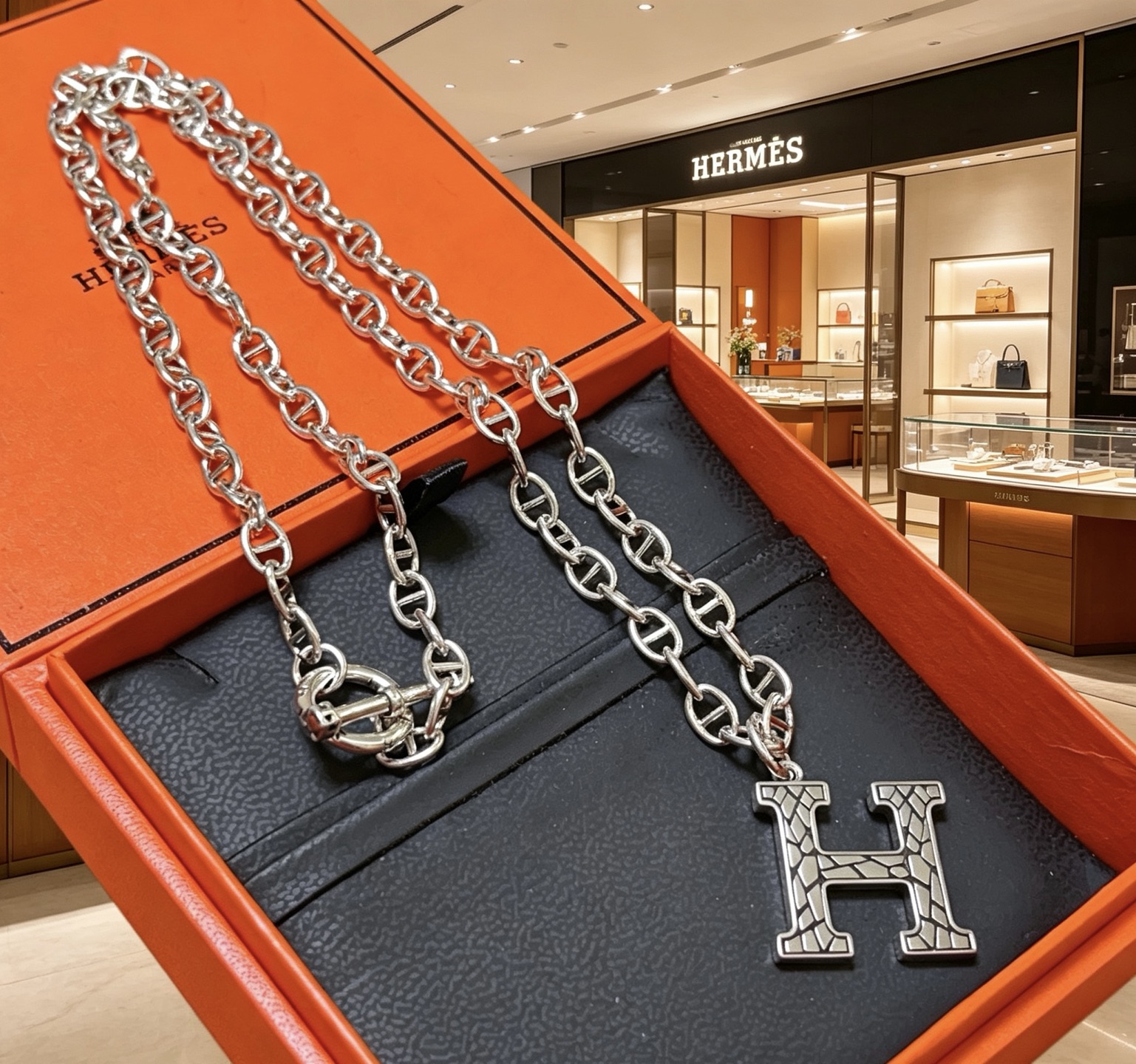 Hermes H Mosaic d Collana Hermes Metallo argentato con pendente H con motivo mosaico 40 cm