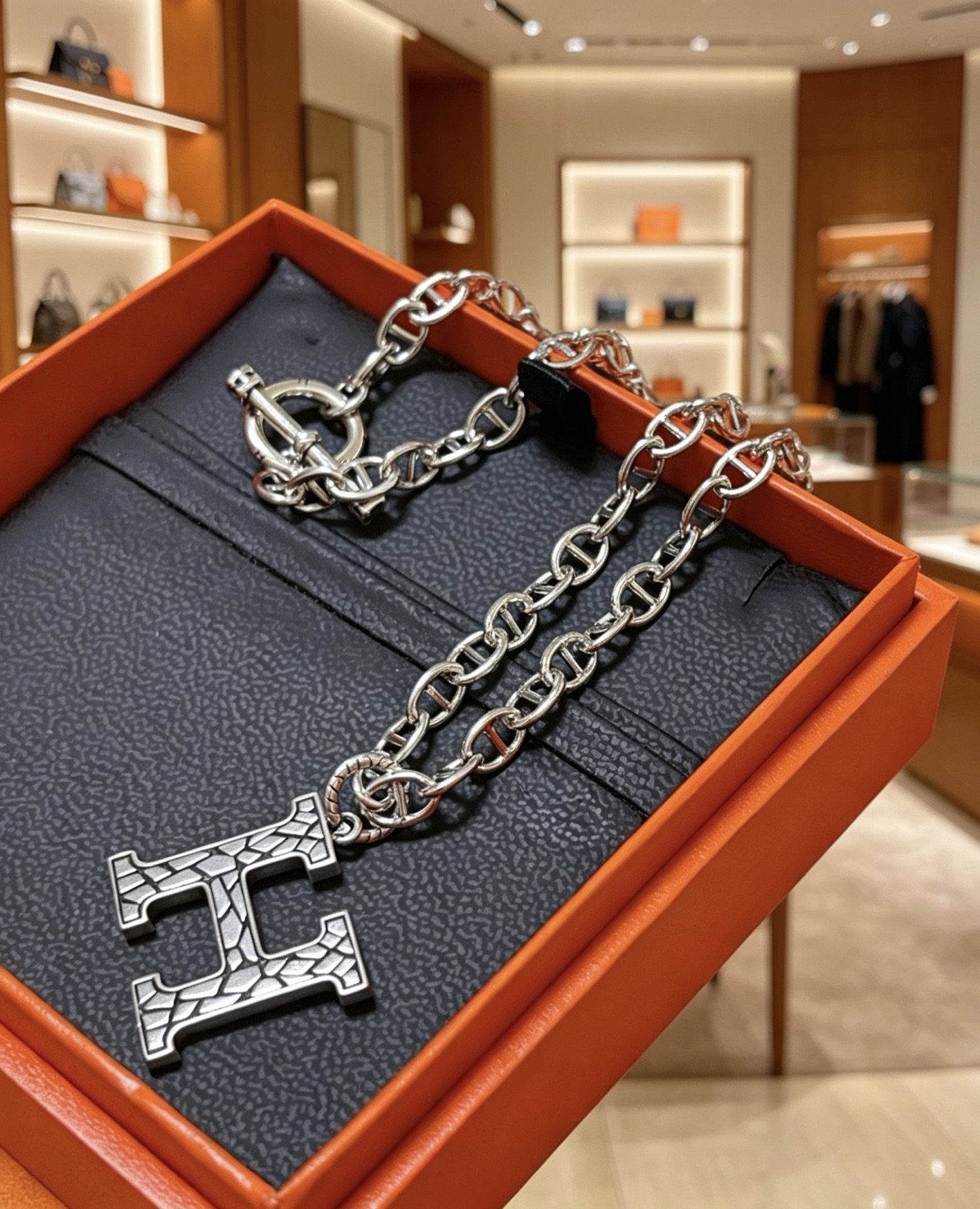 Hermes H Mosaic d Collana Hermes Metallo argentato con pendente H con motivo mosaico 40 cm