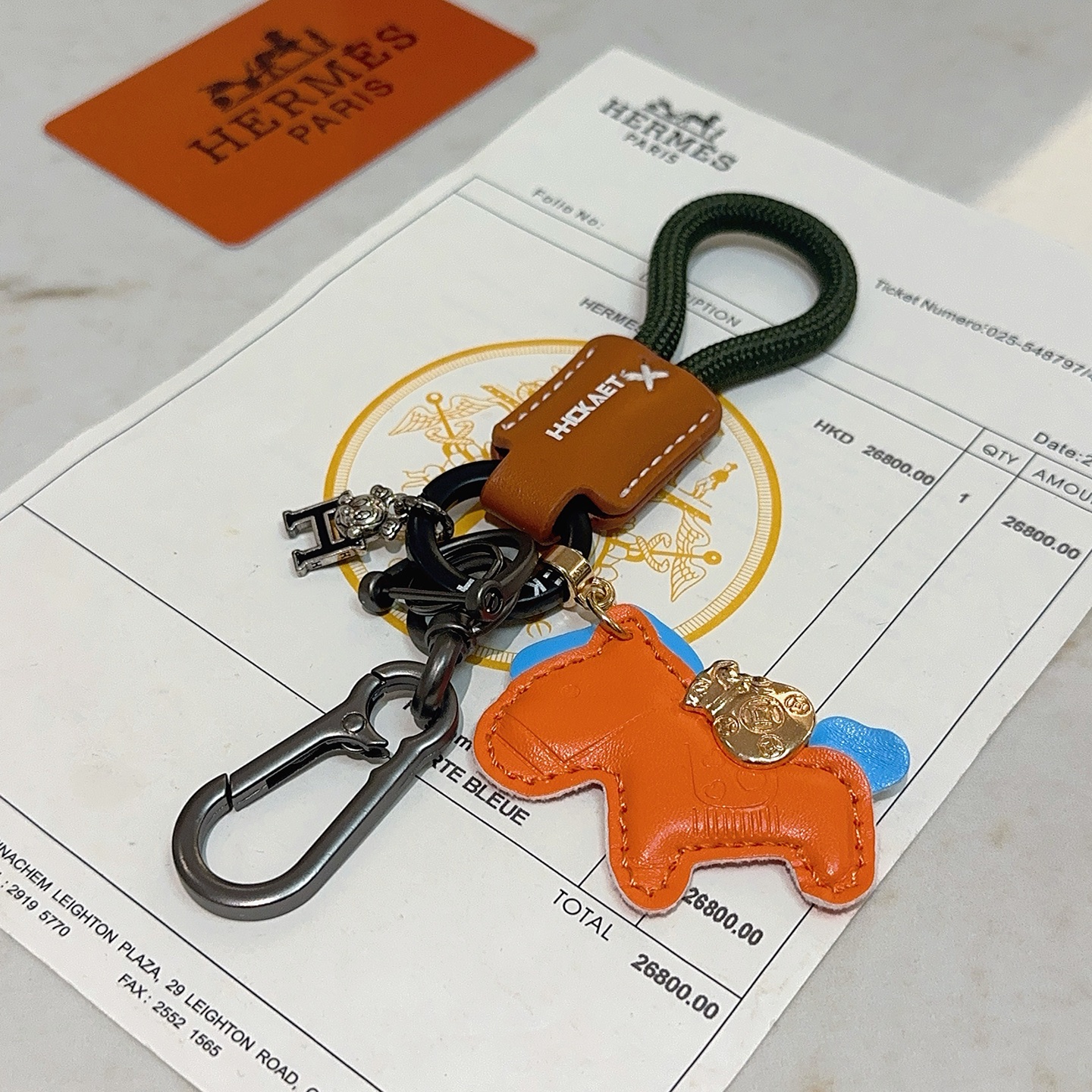 Hermes Rodeo Horse Charm Porte-clés pendentif Breloque cheval en cuir orange avec accents bleus bracelet en cuir marron cordon tressé vert foncé matériel en bronze à canon breloque de sac d'argent doré breloque logo H argenté 10 cm de longueur totale