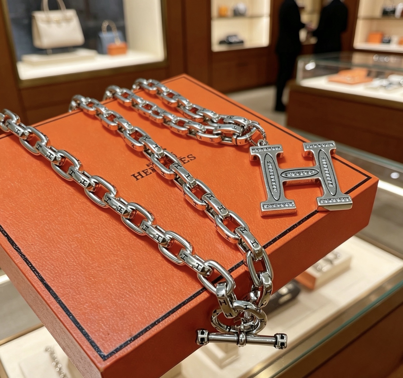 Collana con catena Hermes H Logo Toggle Collana in metallo color argento con accenti in pietra trasparente simile a diamante sul pendente H 60 cm