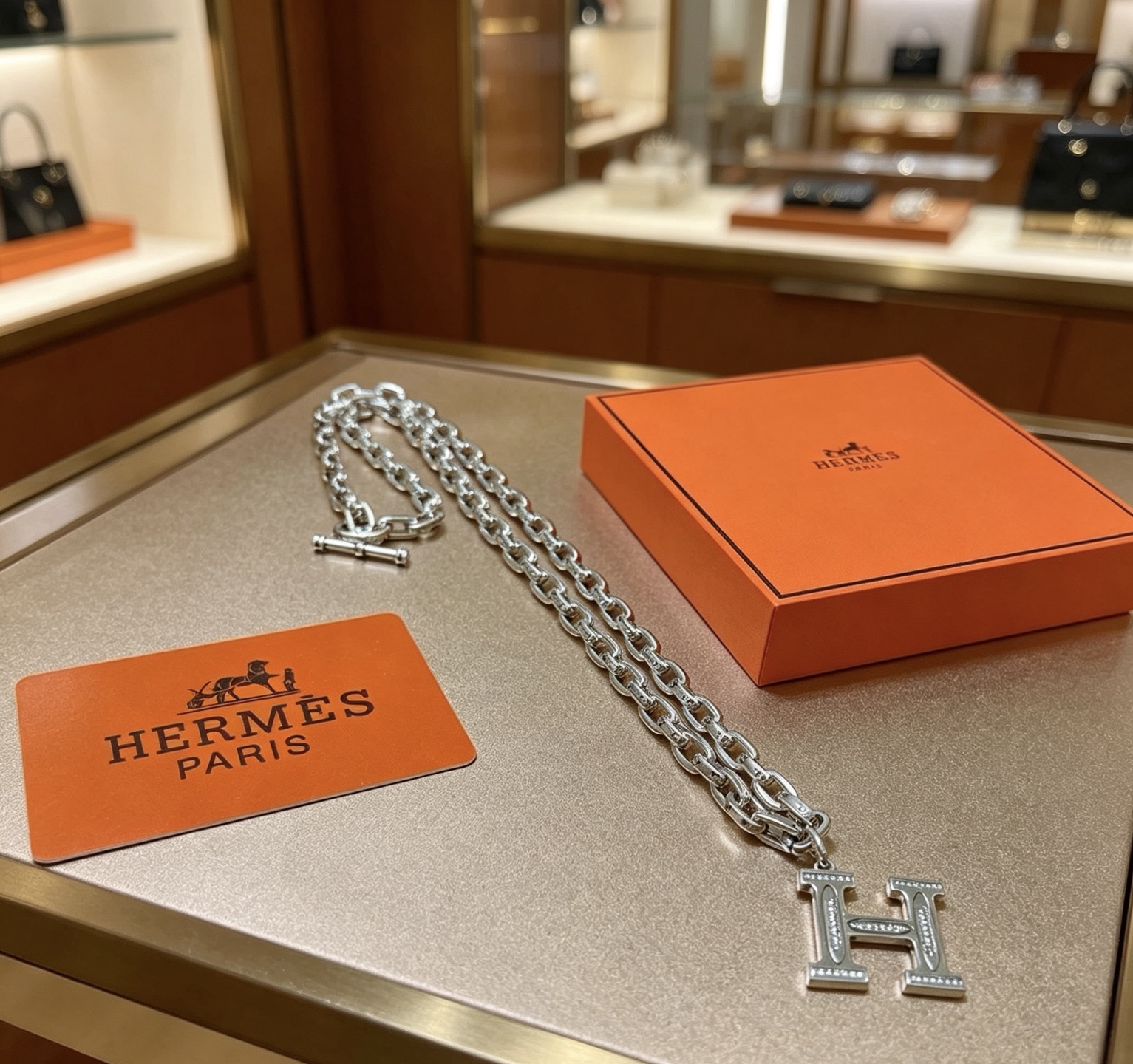 Collana con catena Hermes H Logo Toggle Collana in metallo color argento con accenti in pietra trasparente simile a diamante sul pendente H 60 cm