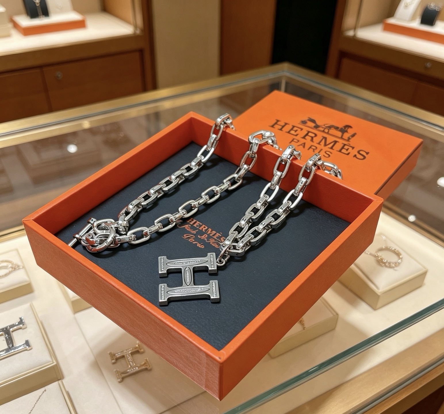 Collana con catena Hermes H Logo Toggle Collana in metallo color argento con accenti in pietra trasparente simile a diamante sul pendente H 60 cm