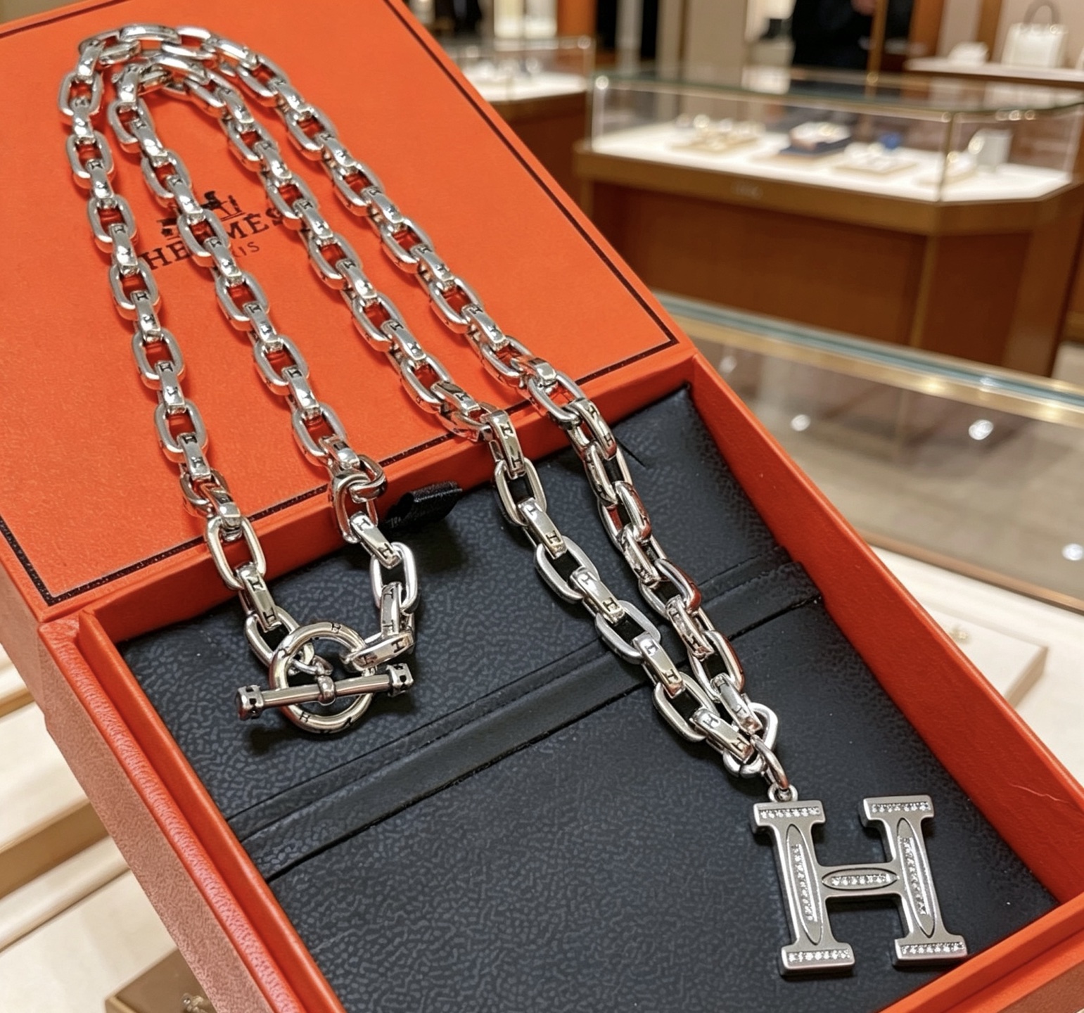 Collana con catena Hermes H Logo Toggle Collana in metallo color argento con accenti in pietra trasparente simile a diamante sul pendente H 60 cm