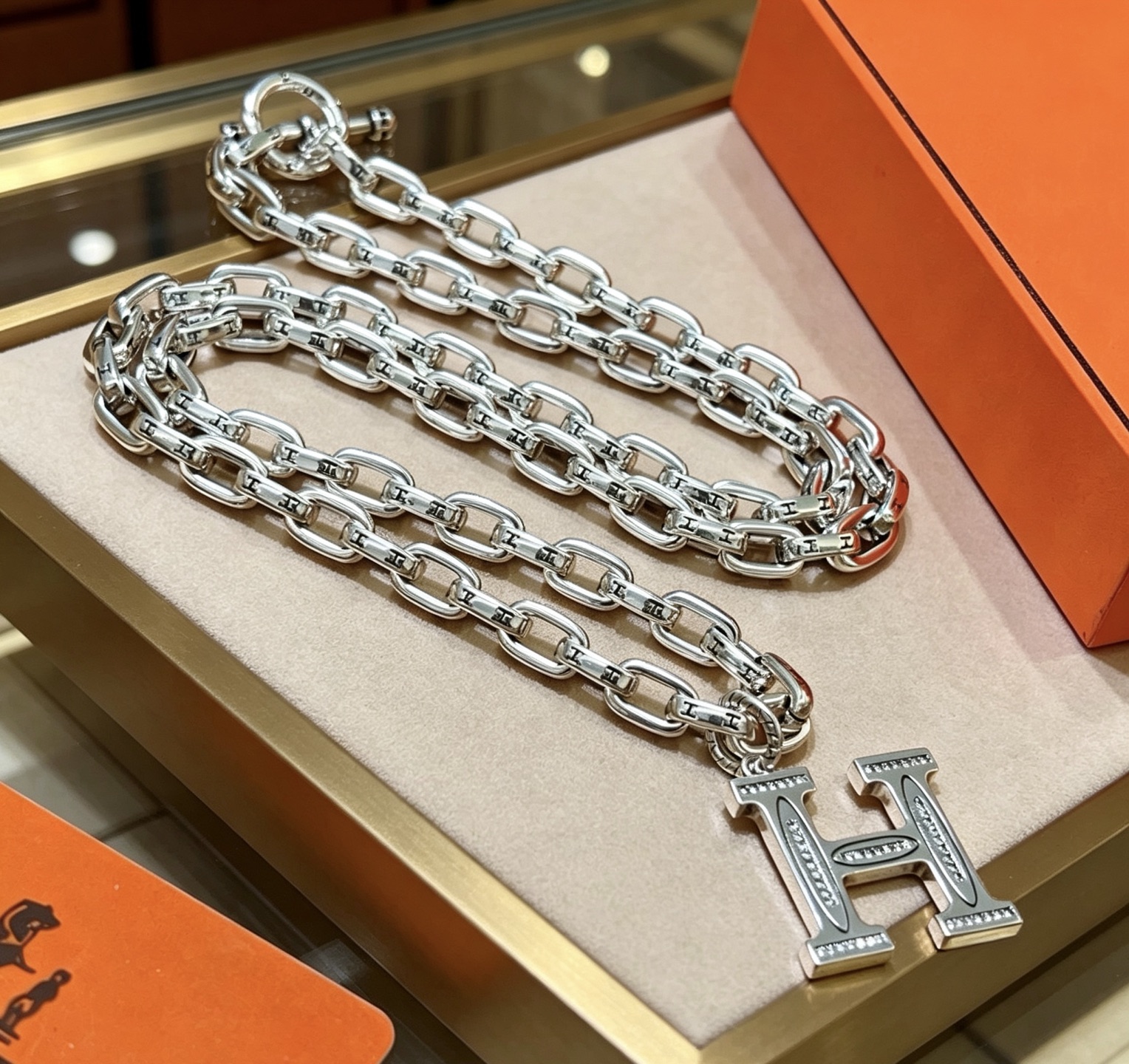 Collana con catena Hermes H Logo Toggle Collana in metallo color argento con accenti in pietra trasparente simile a diamante sul pendente H 60 cm
