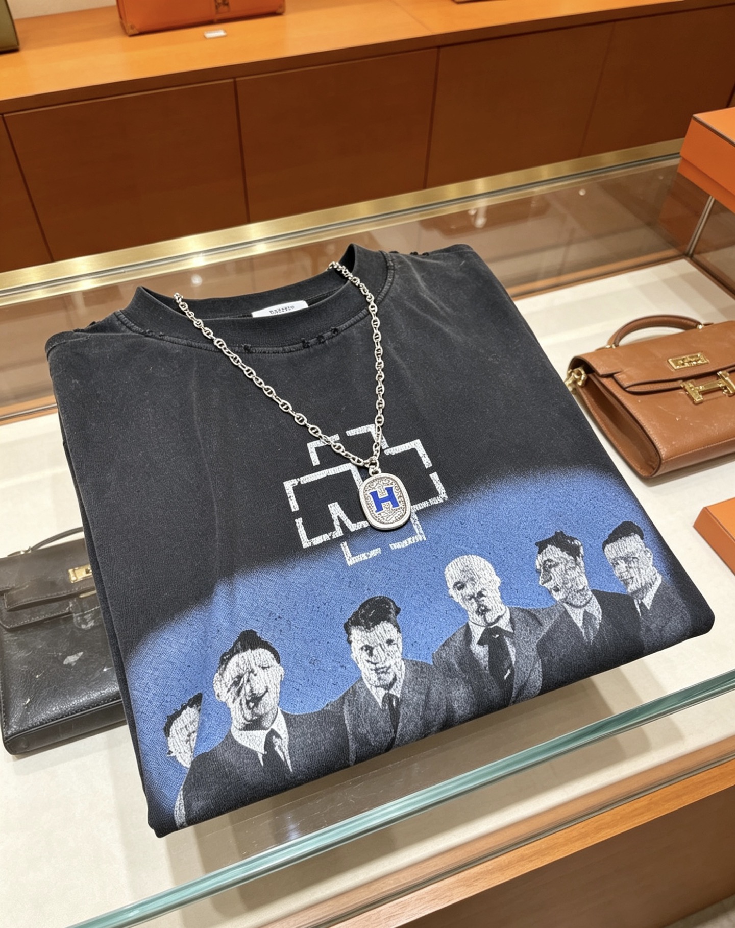 Ciondolo ovale Hermes H Logo Collana Chaine d'Ancre Metallo color argento con dettaglio H smaltato blu 50 cm