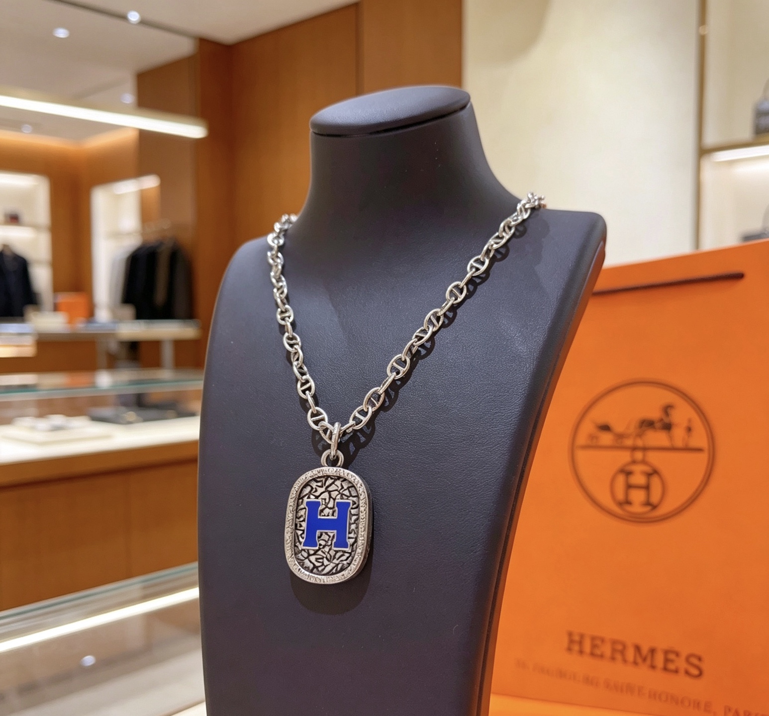 Ciondolo ovale Hermes H Logo Collana Chaine d'Ancre Metallo color argento con dettaglio H smaltato blu 50 cm