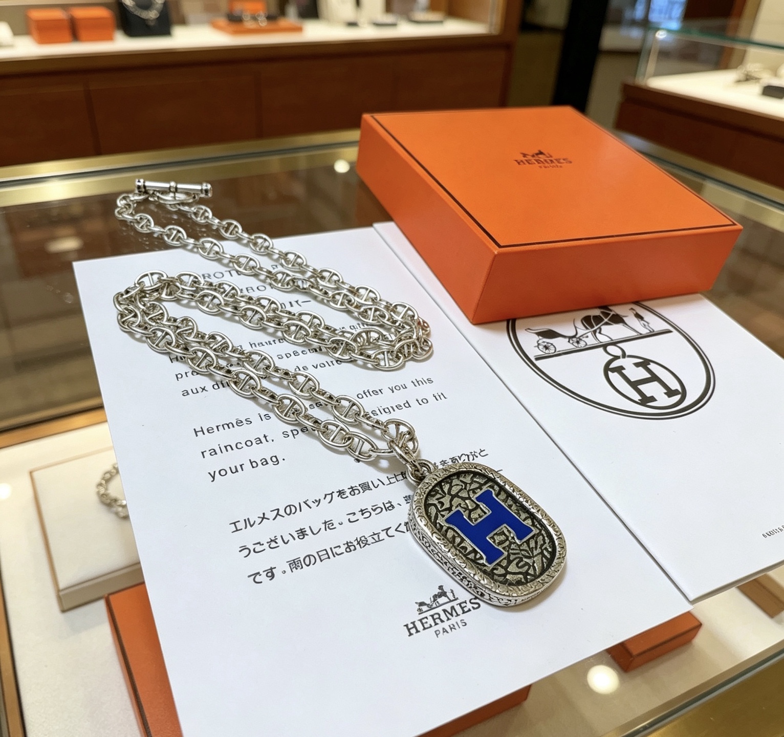 Ciondolo ovale Hermes H Logo Collana Chaine d'Ancre Metallo color argento con dettaglio H smaltato blu 50 cm