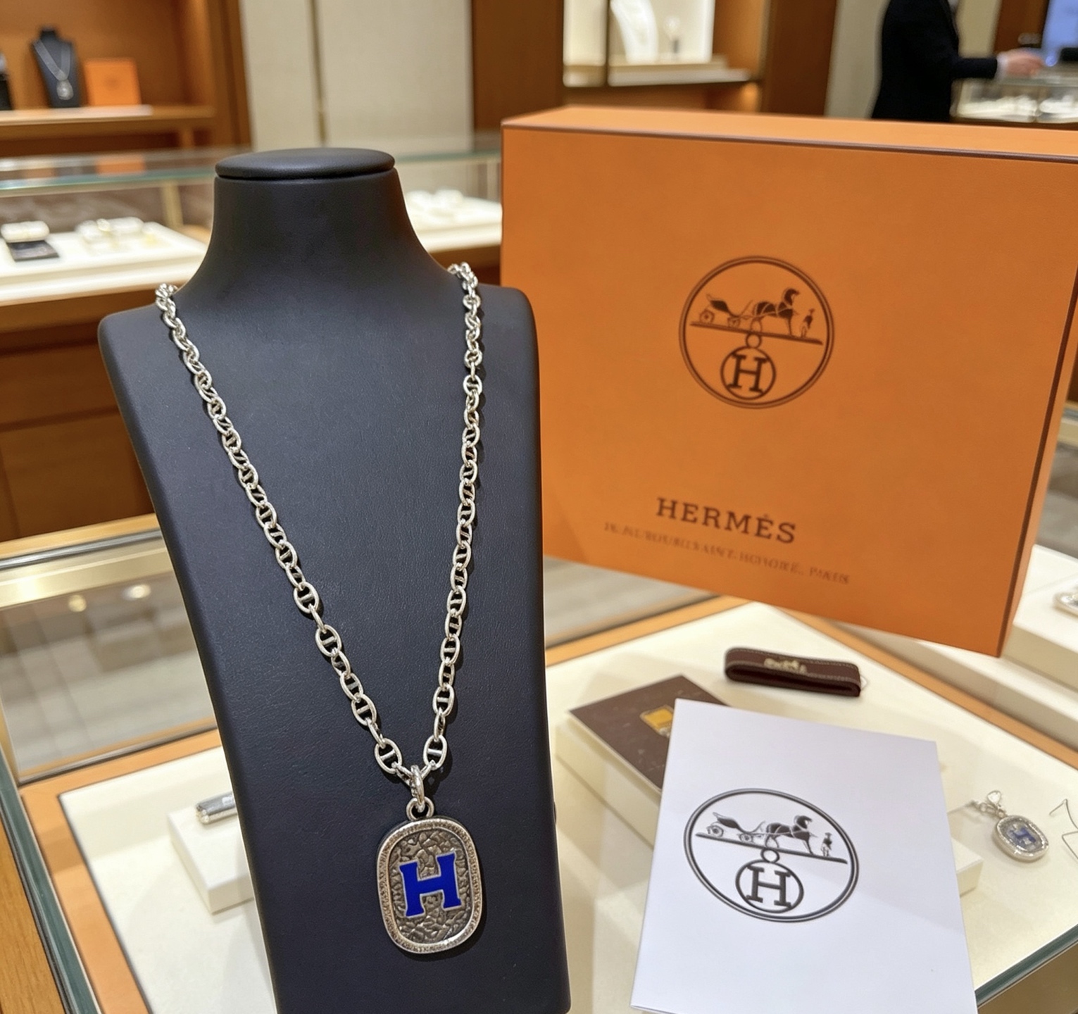 Ciondolo ovale Hermes H Logo Collana Chaine d'Ancre Metallo color argento con dettaglio H smaltato blu 50 cm