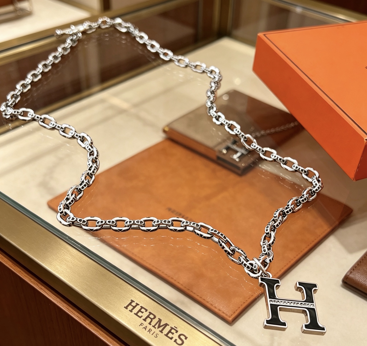 Collana Hermes H d Ancre in metallo argentato con smalto nero e pendente H con accenti di diamanti 50 cm