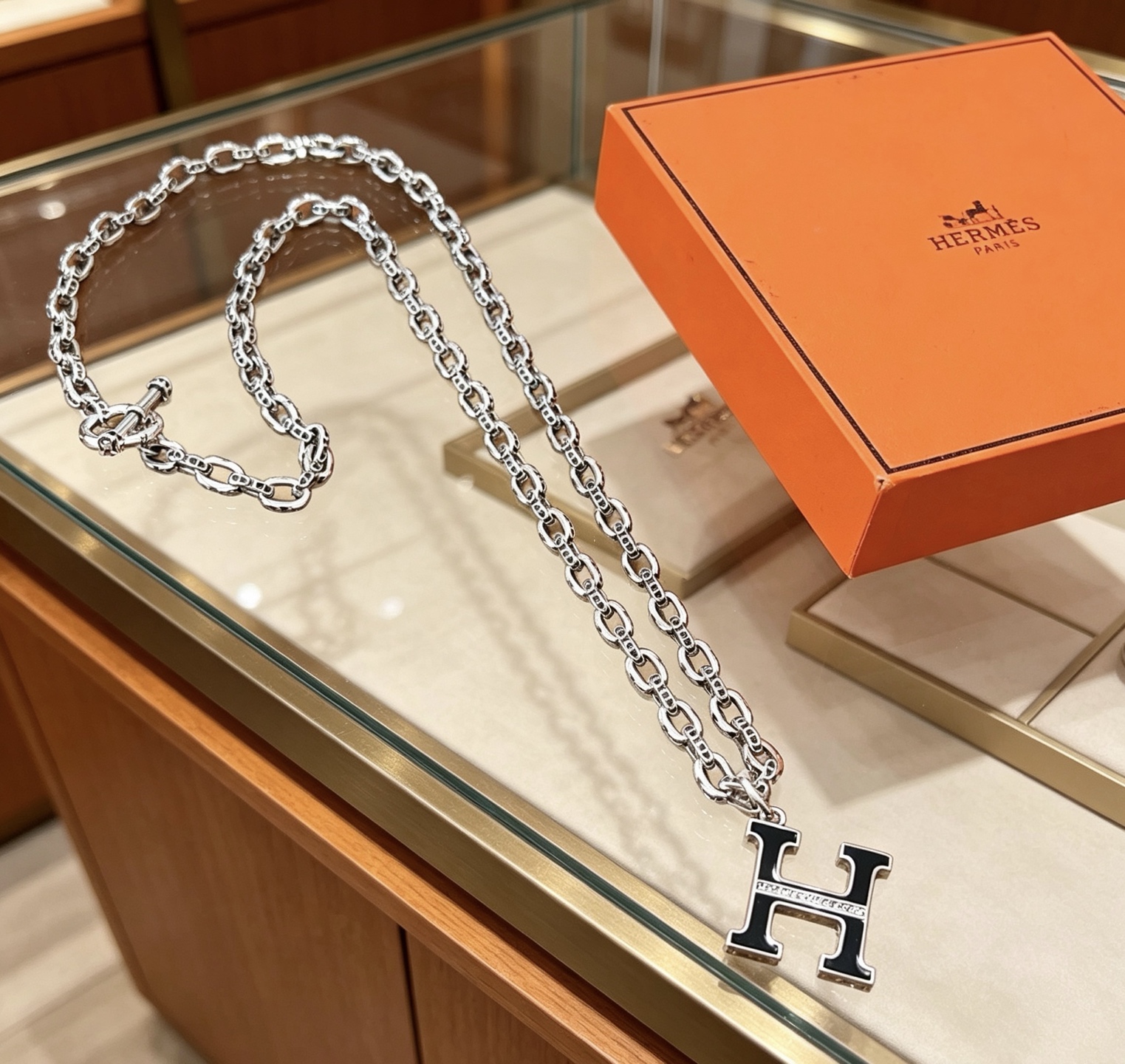 Collana Hermes H d Ancre in metallo argentato con smalto nero e pendente H con accenti di diamanti 50 cm