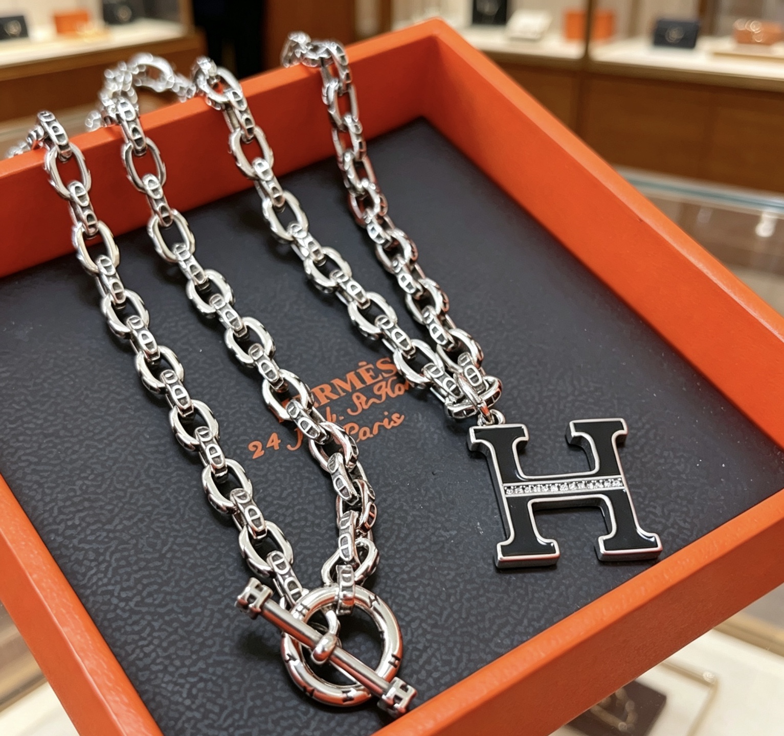 Collana Hermes H d Ancre in metallo argentato con smalto nero e pendente H con accenti di diamanti 50 cm