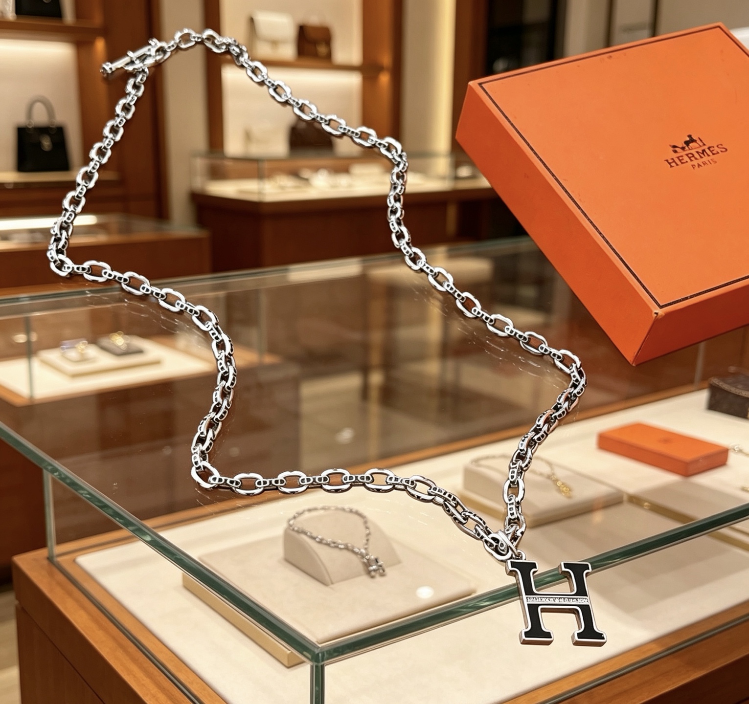 Collana Hermes H d Ancre in metallo argentato con smalto nero e pendente H con accenti di diamanti 50 cm