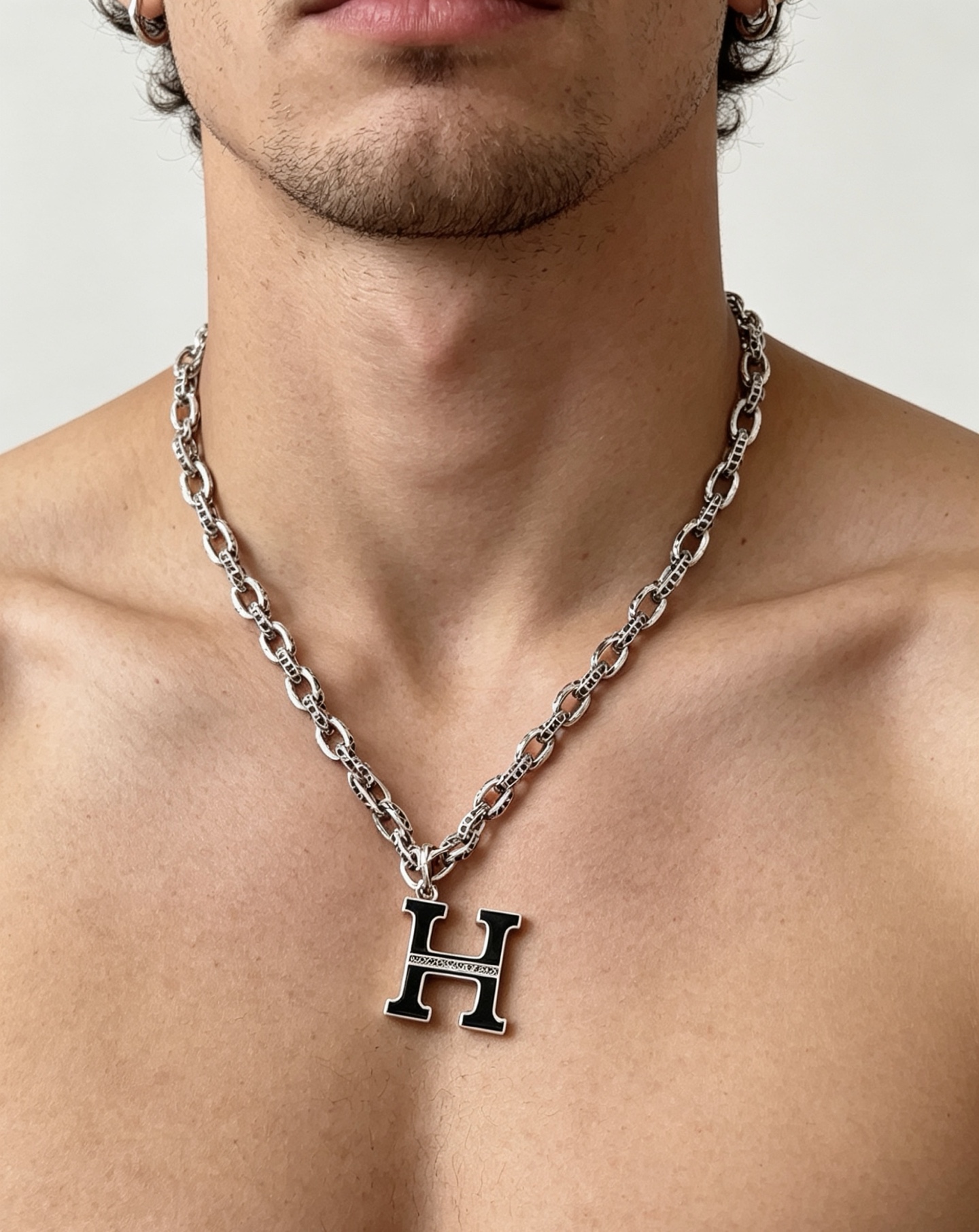 Collana Hermes H d Ancre in metallo argentato con smalto nero e pendente H con accenti di diamanti 50 cm