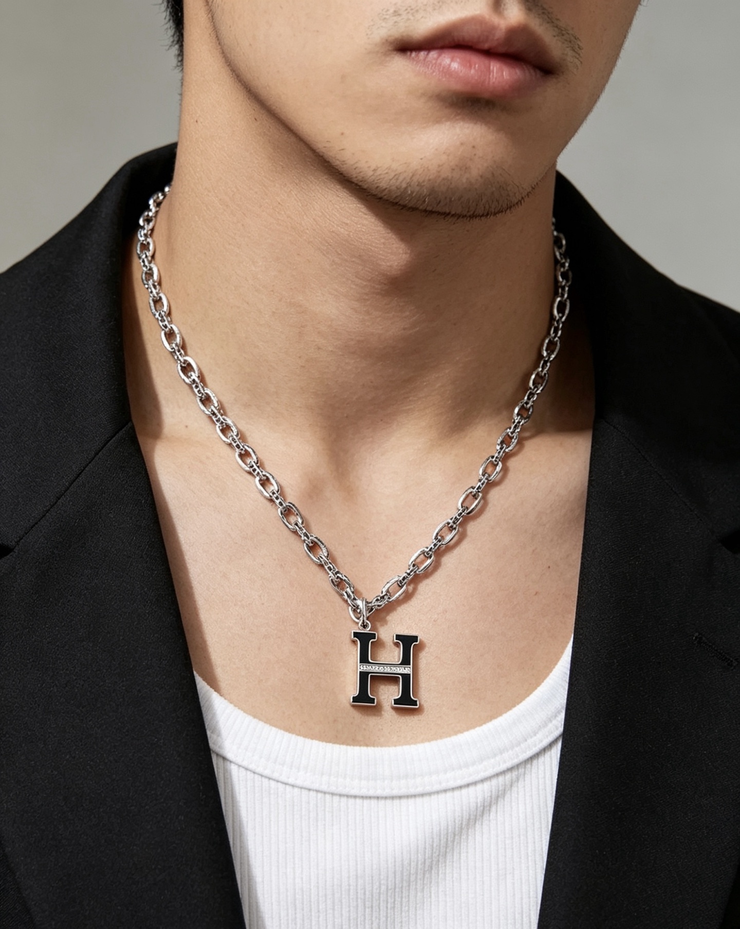 Collana Hermes H d Ancre in metallo argentato con smalto nero e pendente H con accenti di diamanti 50 cm
