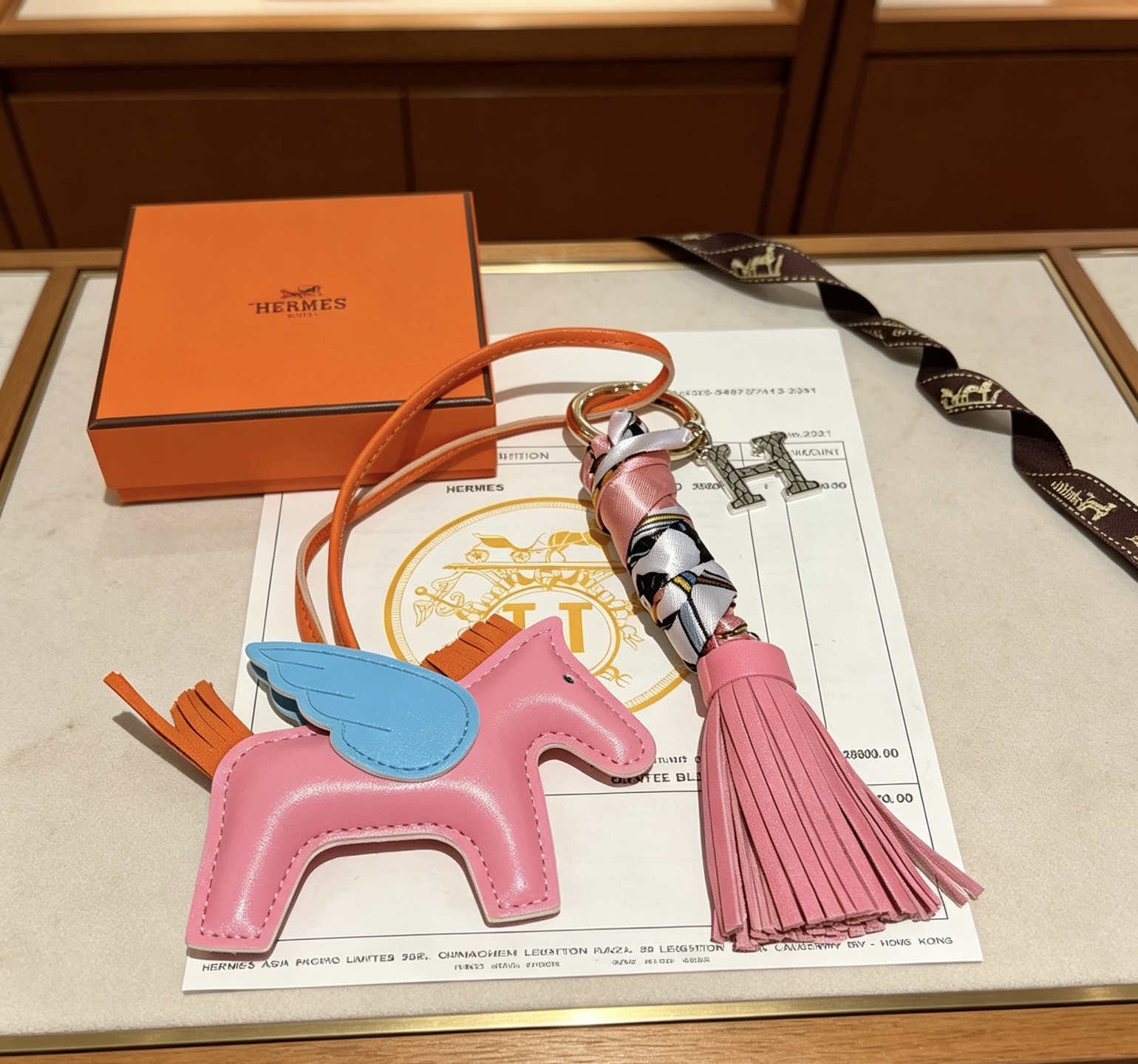 Hermes Rodeo Pegase Tassel H Charm Porte-clés pendentif Cuir rose avec ailes bleu clair crinière orange queue pompon rose matériel en métal doré enveloppe de soie multicolore breloque H argentée 12 cm de longueur totale