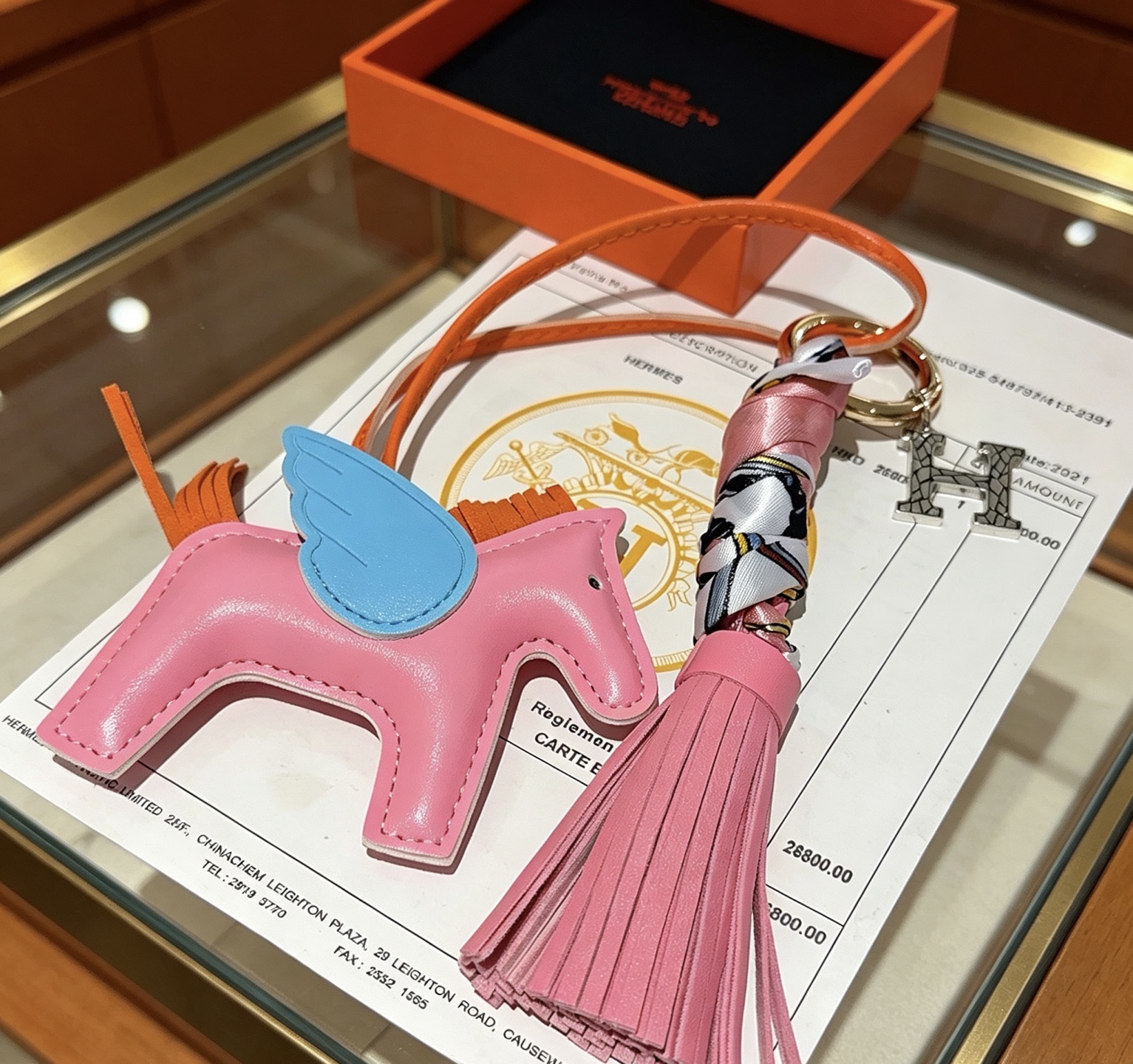 Hermes Rodeo Pegase Tassel H Charm Porte-clés pendentif Cuir rose avec ailes bleu clair crinière orange queue pompon rose matériel en métal doré enveloppe de soie multicolore breloque H argentée 12 cm de longueur totale