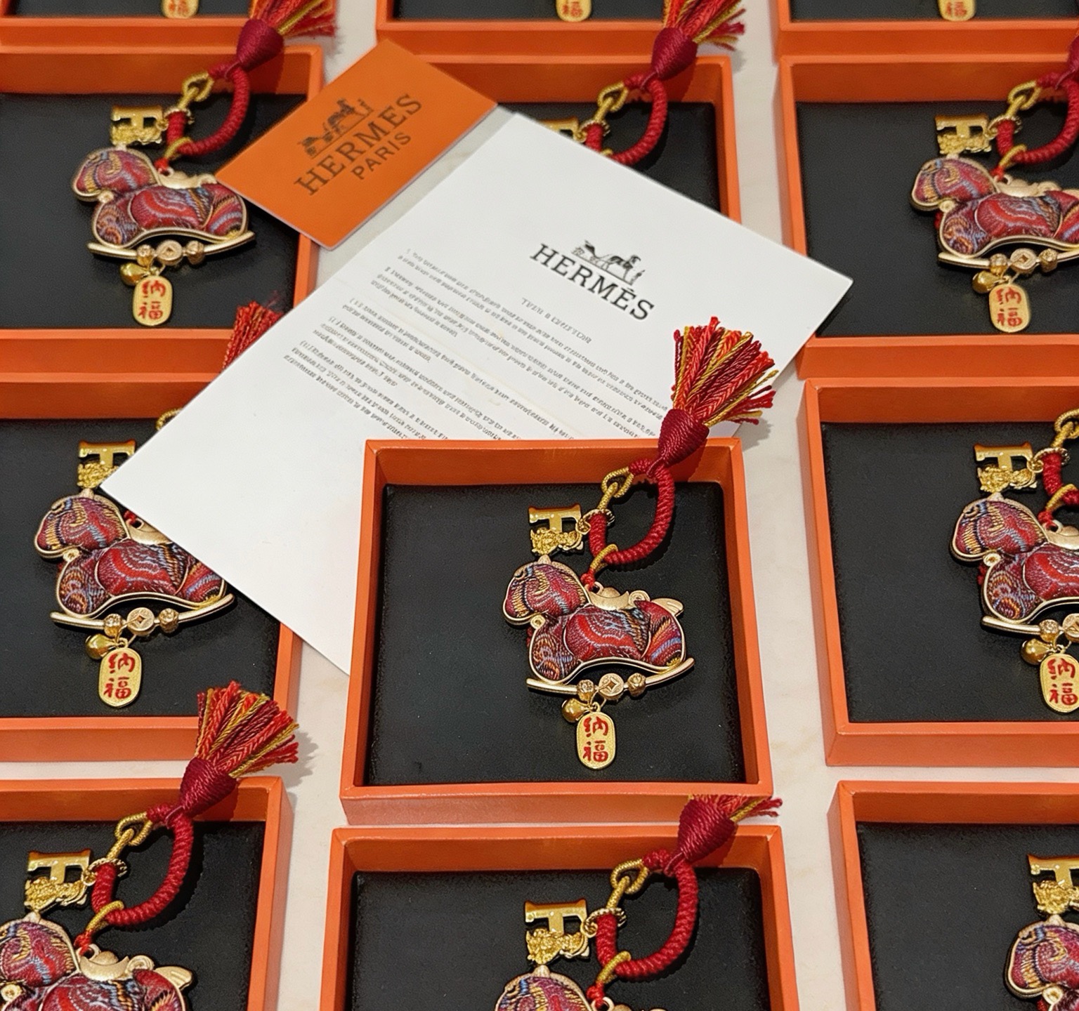 Ciondolo con ciondolo con nappa a cavallo a dondolo per il capodanno cinese di Hermes Metallo color oro con cavallo rosso fantasia multicolore e cordone rosso con nappa dorata 8 cm di lunghezza totale incluso