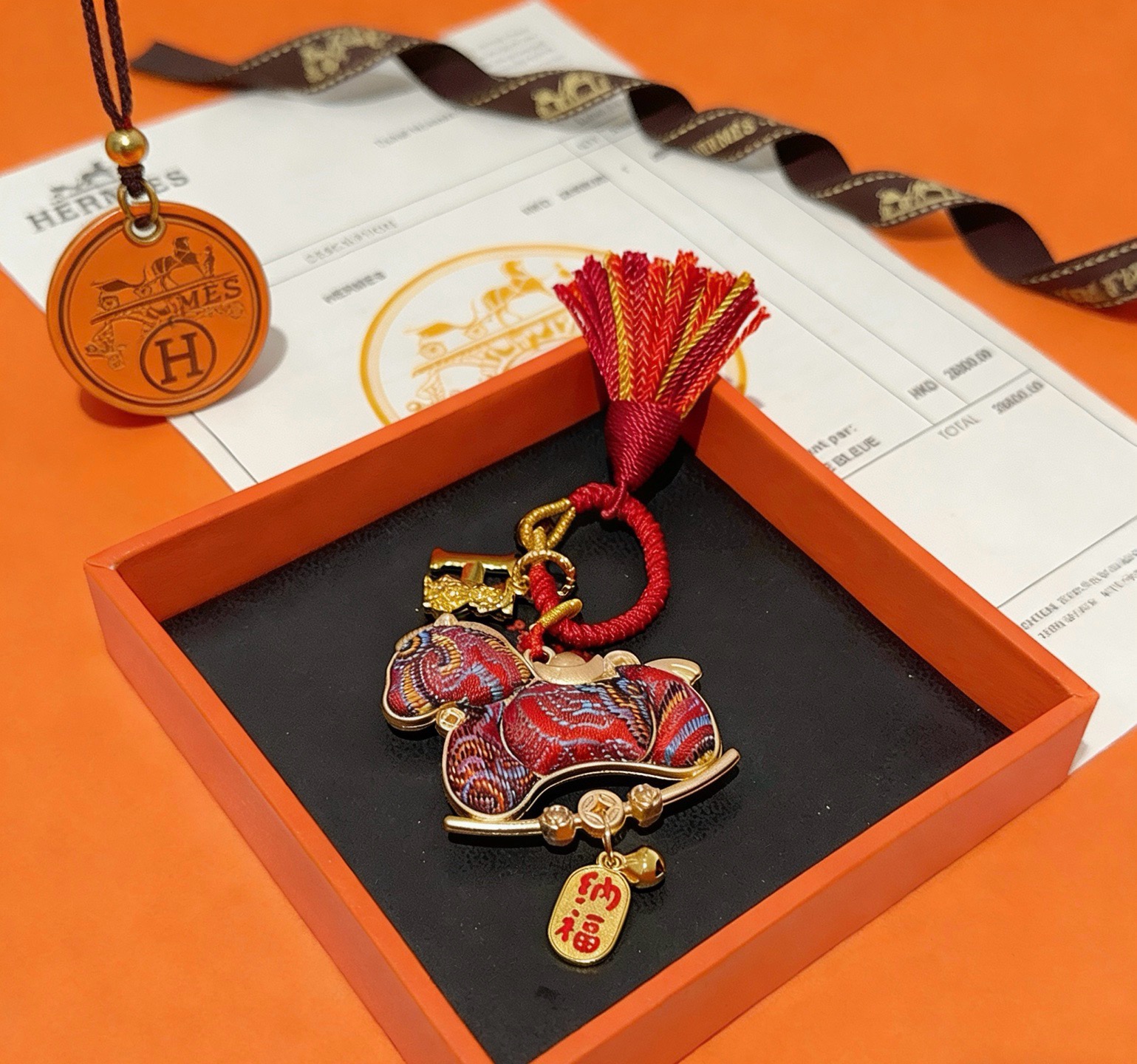 Ciondolo con ciondolo con nappa a cavallo a dondolo per il capodanno cinese di Hermes Metallo color oro con cavallo rosso fantasia multicolore e cordone rosso con nappa dorata 8 cm di lunghezza totale incluso