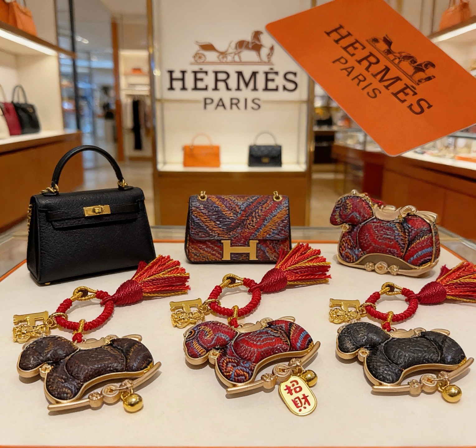 Ciondolo con ciondolo con nappa a cavallo a dondolo per il capodanno cinese di Hermes Metallo color oro con cavallo rosso fantasia multicolore e cordone rosso con nappa dorata 8 cm di lunghezza totale incluso