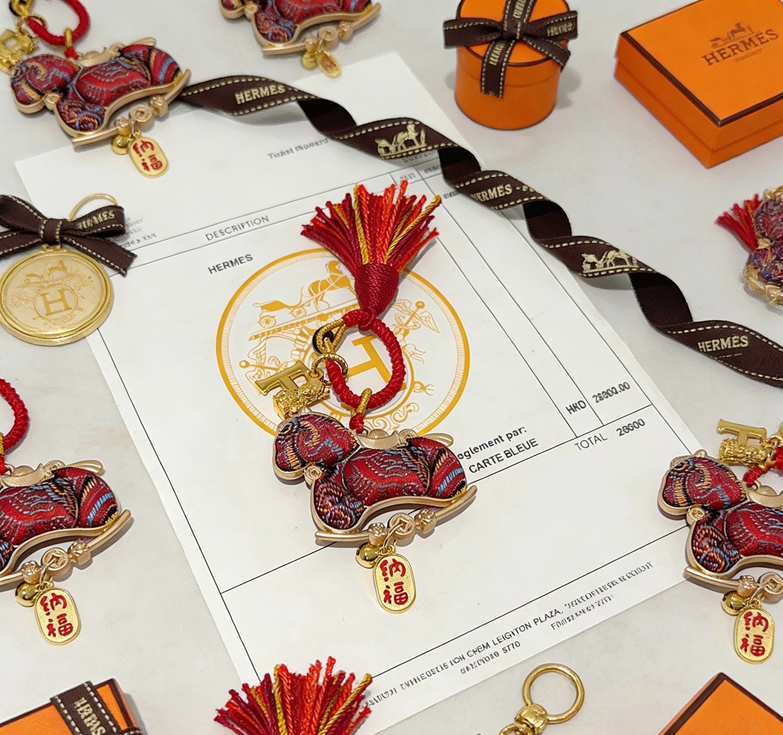Ciondolo con ciondolo con nappa a cavallo a dondolo per il capodanno cinese di Hermes Metallo color oro con cavallo rosso fantasia multicolore e cordone rosso con nappa dorata 8 cm di lunghezza totale incluso