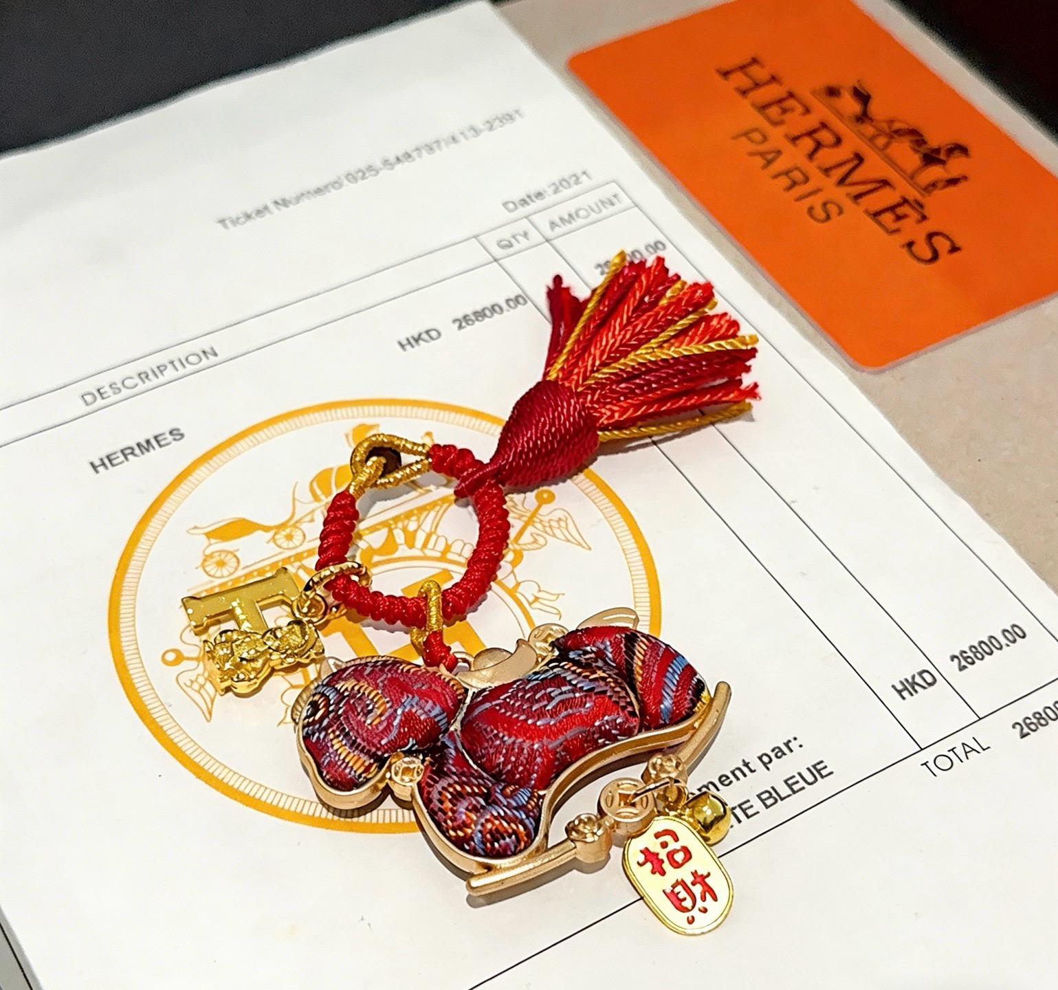 Ciondolo con ciondolo con nappa a cavallo a dondolo per il capodanno cinese di Hermes Metallo color oro con cavallo rosso fantasia multicolore e cordone rosso con nappa dorata 8 cm di lunghezza totale incluso