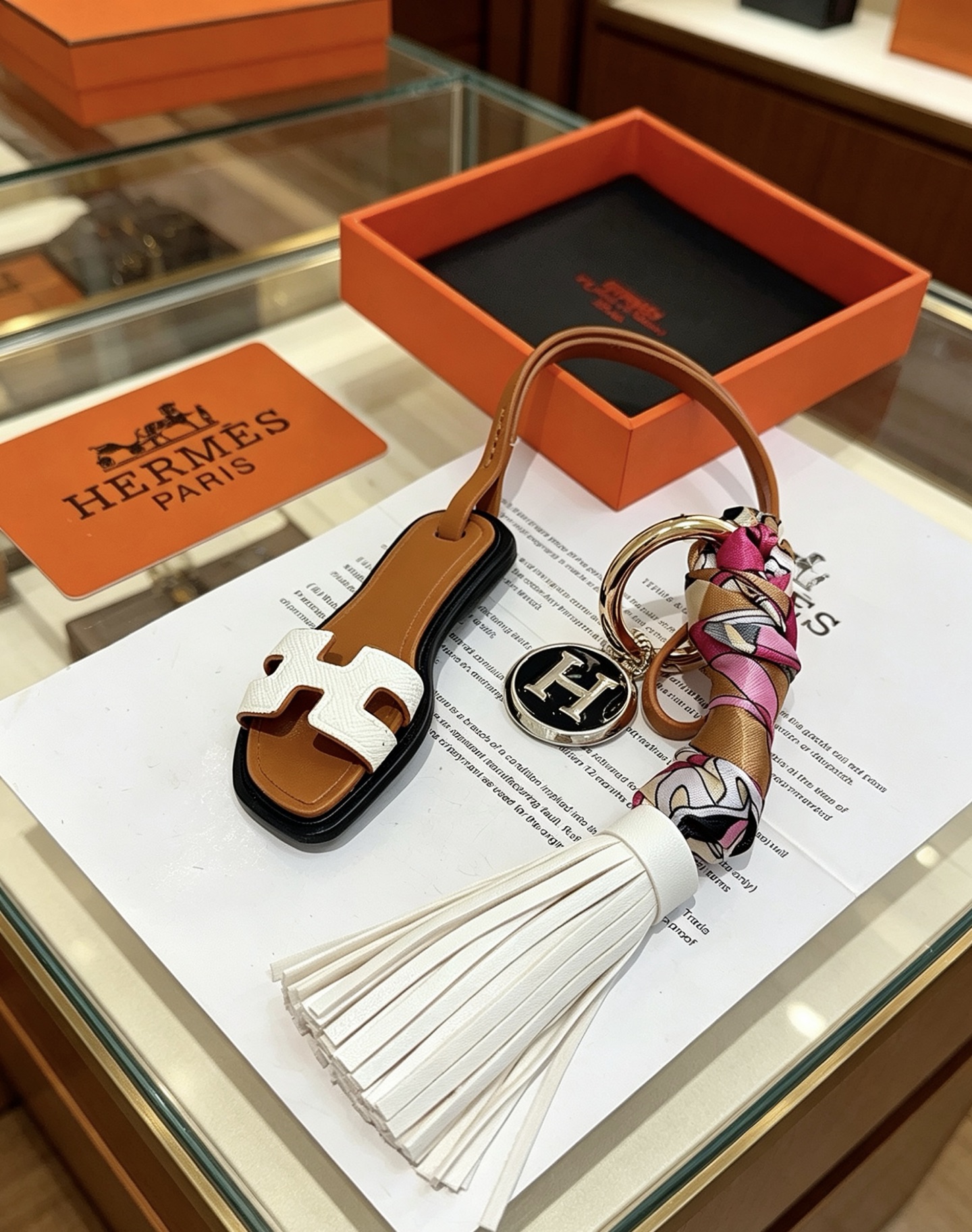 Hermes Oran Sandalo Nappa Chiave Ciondolo con ciondolo Metallo color oro pelle marrone chiaro pelle bianca smalto nero multicolor rosa marrone chiaro bianco nero twill di seta 12 cm lunghezza totale