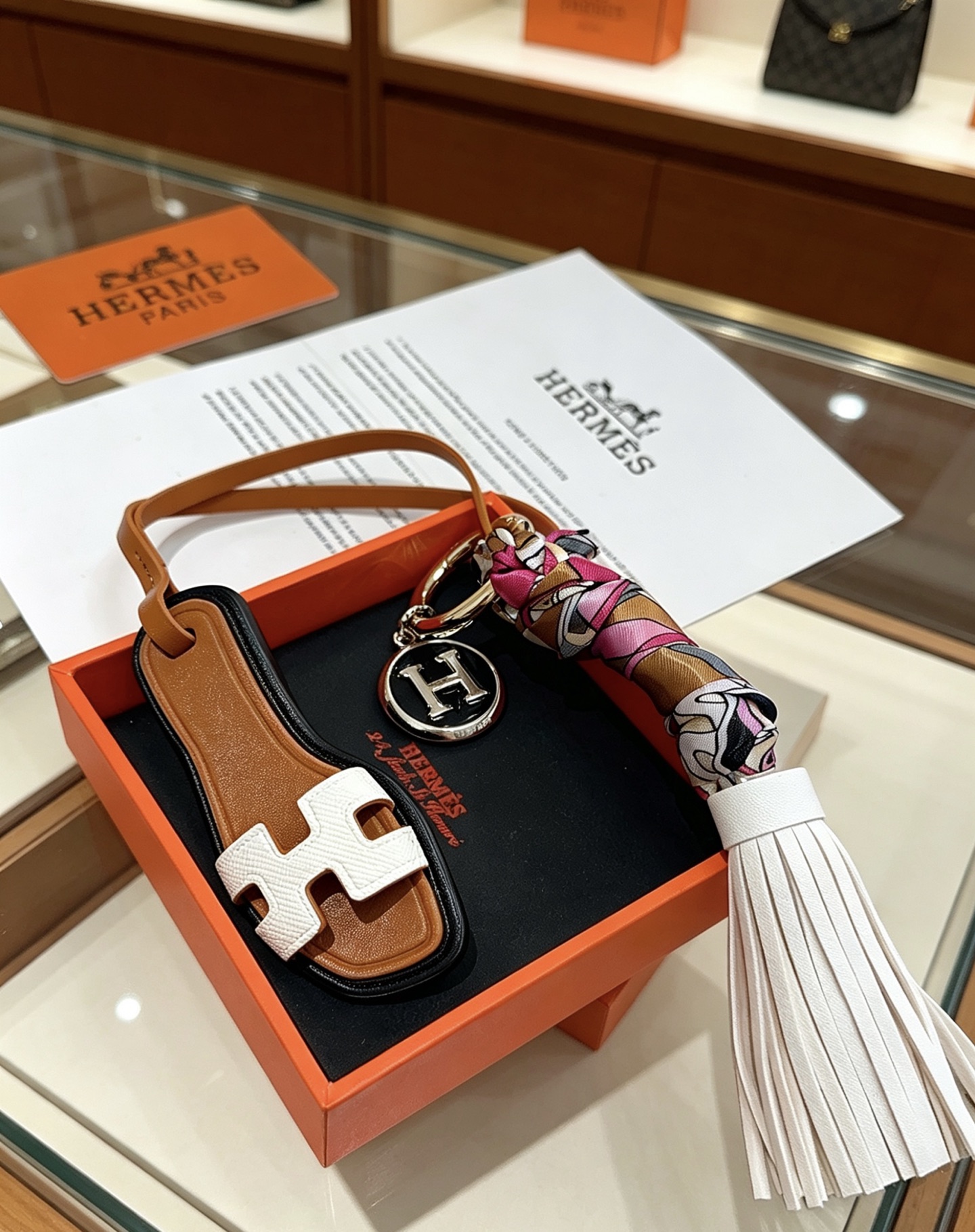 Hermes Oran Sandalo Nappa Chiave Ciondolo con ciondolo Metallo color oro pelle marrone chiaro pelle bianca smalto nero multicolor rosa marrone chiaro bianco nero twill di seta 12 cm lunghezza totale