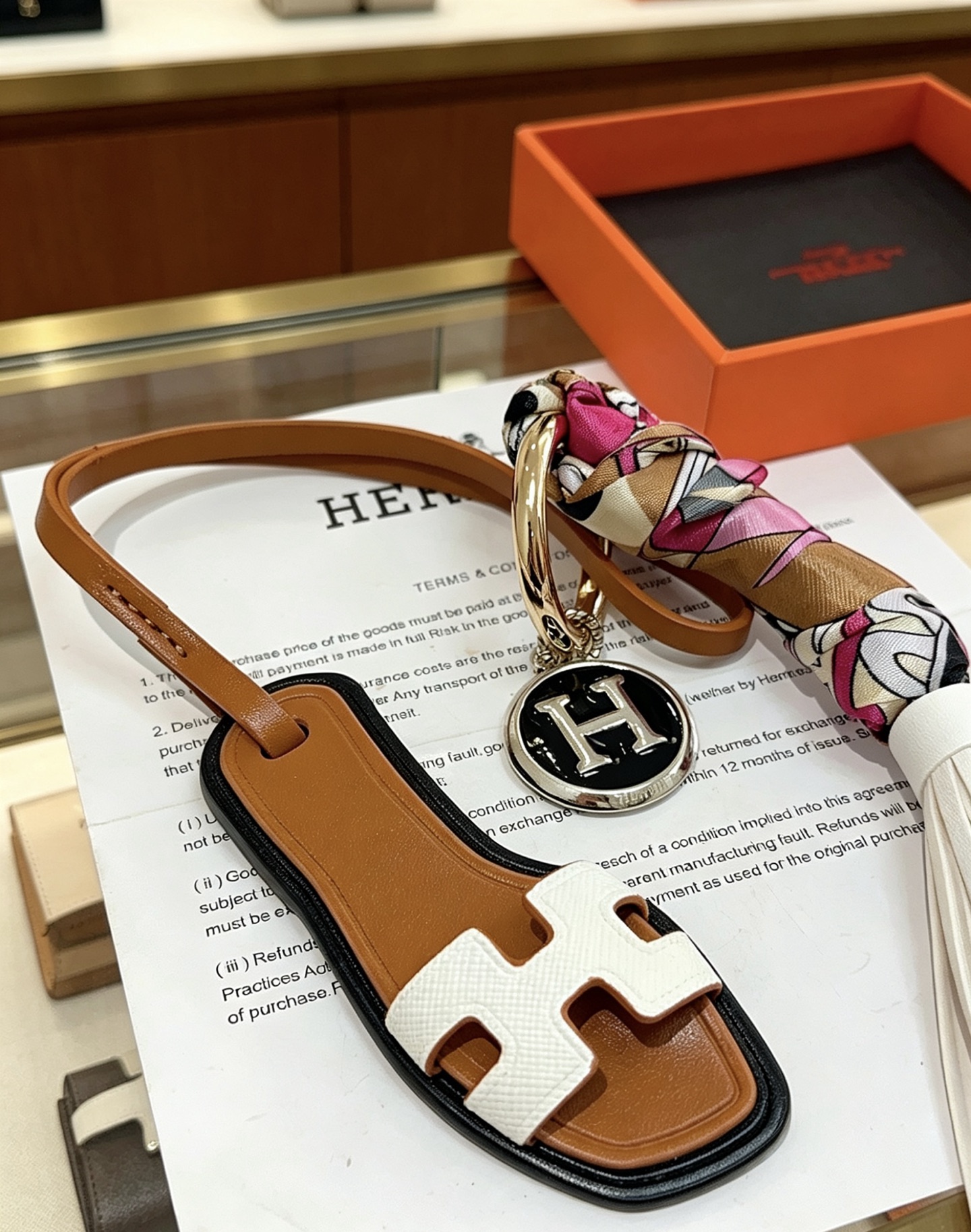 Hermes Oran Sandalo Nappa Chiave Ciondolo con ciondolo Metallo color oro pelle marrone chiaro pelle bianca smalto nero multicolor rosa marrone chiaro bianco nero twill di seta 12 cm lunghezza totale